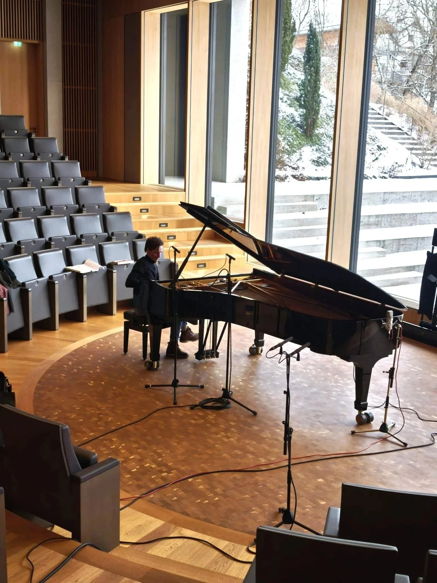 Peter Große stimmt einen Steinway Konzertflügel für Tonaufnahmen – Konzertservice und Flügelstimmung in Oberbayern