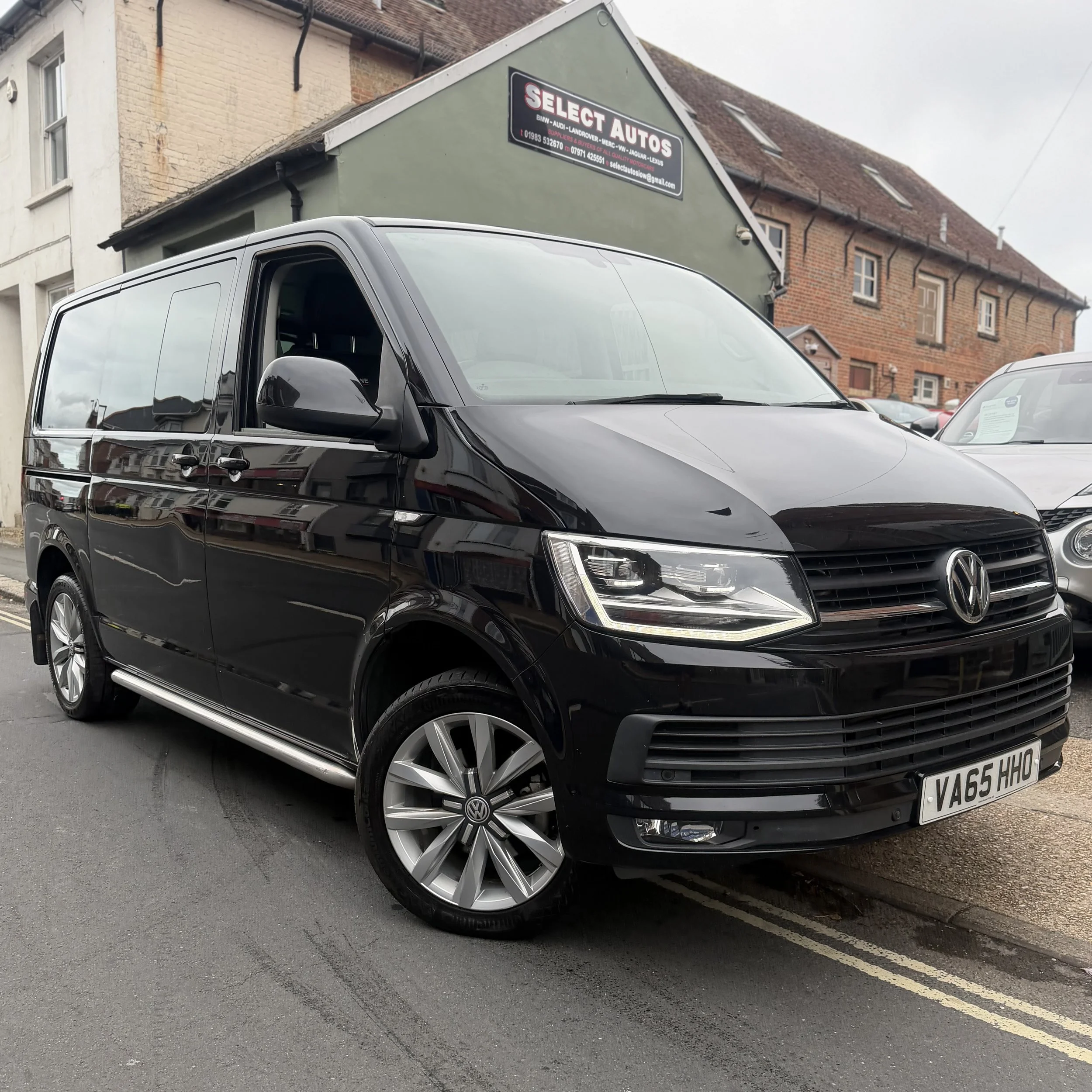 Automatic Volkswagen Transporter DSG 2.0 BiTDI T30 BlueMotion Tech Highline Kombi Double Cab 5dr Diesel Finished in Black + VAT