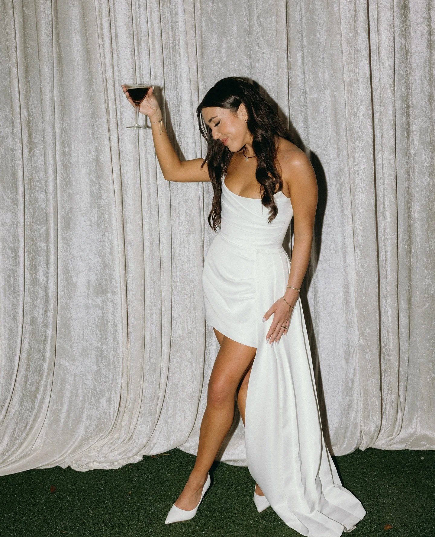 Maddie gave us true it-girl energy from the first look to the last sip 🍸 

@kellyaltierweddings 
@socialbridescollective 
@nataliedresher 
@villa_woodbine