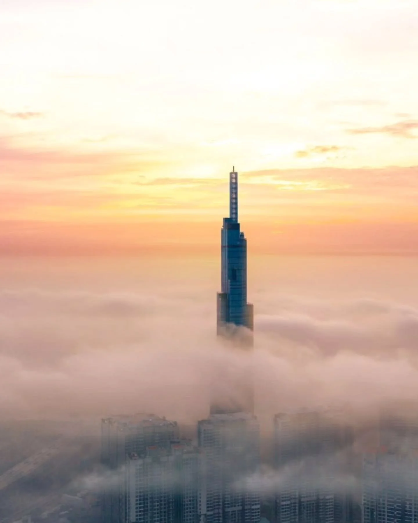 Signature Stay ✦ Vinpearl Landmark 81, Autograph Collection

Rise above Saigon &mdash; Vietnam&rsquo;s tallest tower and a landmark of modern luxury.

✨ Exclusive perks with Marriott LUMINOUS:

🍹 Welcome amenity on arrival

🥐 Daily breakfast for tw