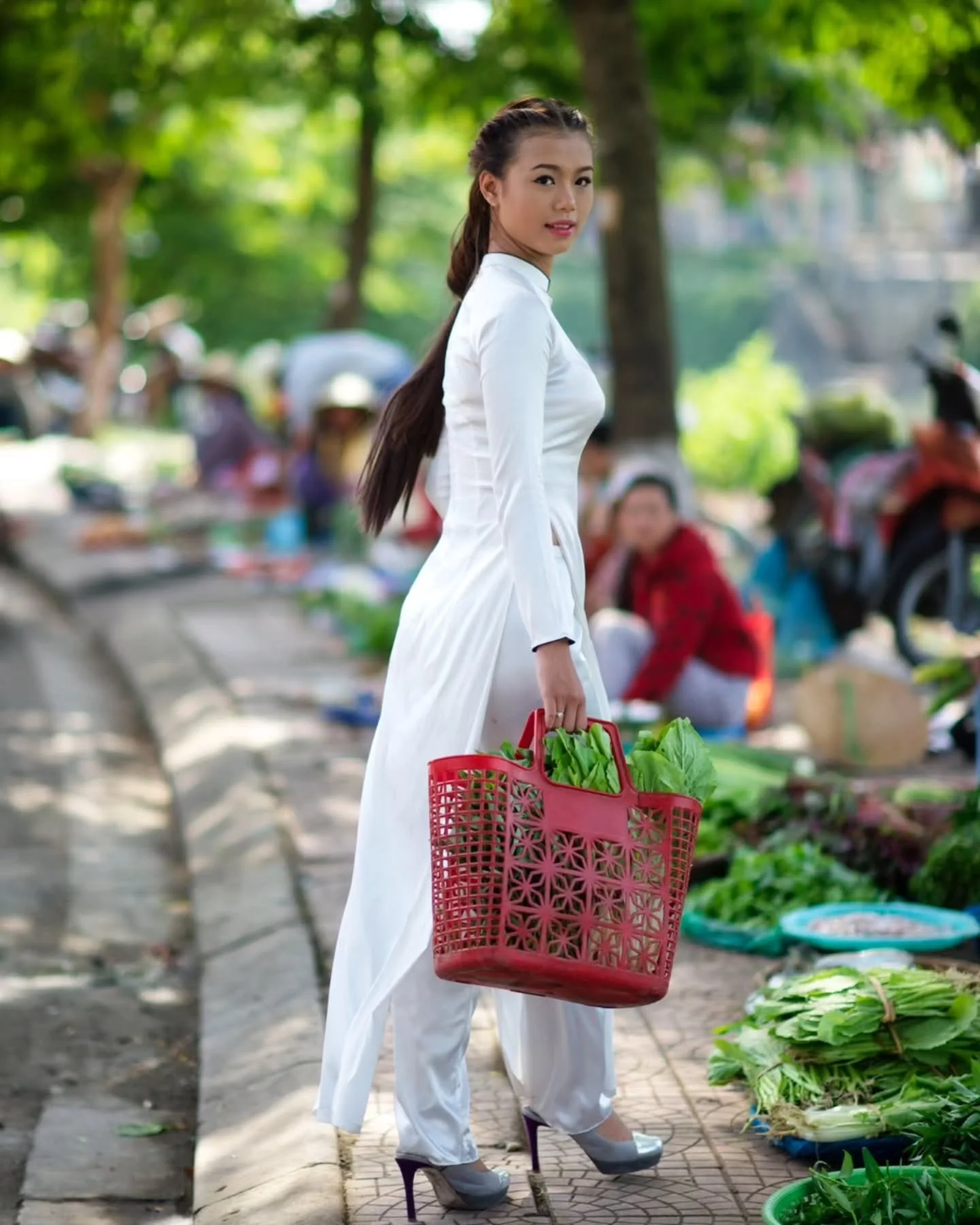 Daily rhythms. Vibrant greens and the flow of white silk.

www.carpeasia.com
Your Journey, Elevated