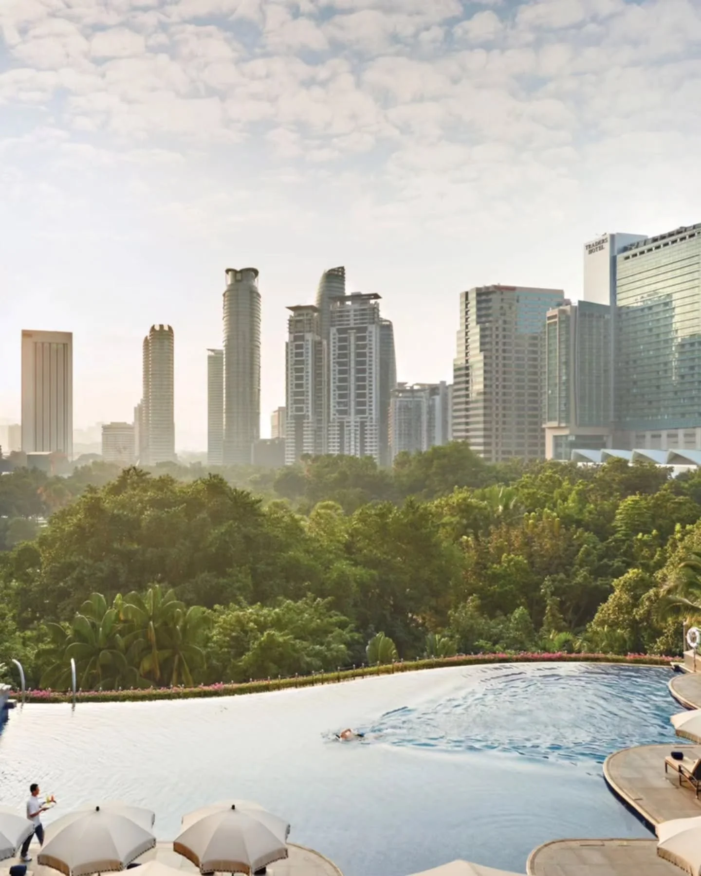Signature Stay ✦ Mandarin Oriental, Kuala Lumpur

​A city sanctuary right in the heart of KL. From the edge of the infinity pool to the lush greens of KLCC Park, this is where urban luxury meets timeless elegance.

​✨ Mandarin Oriental Fan Club Perks