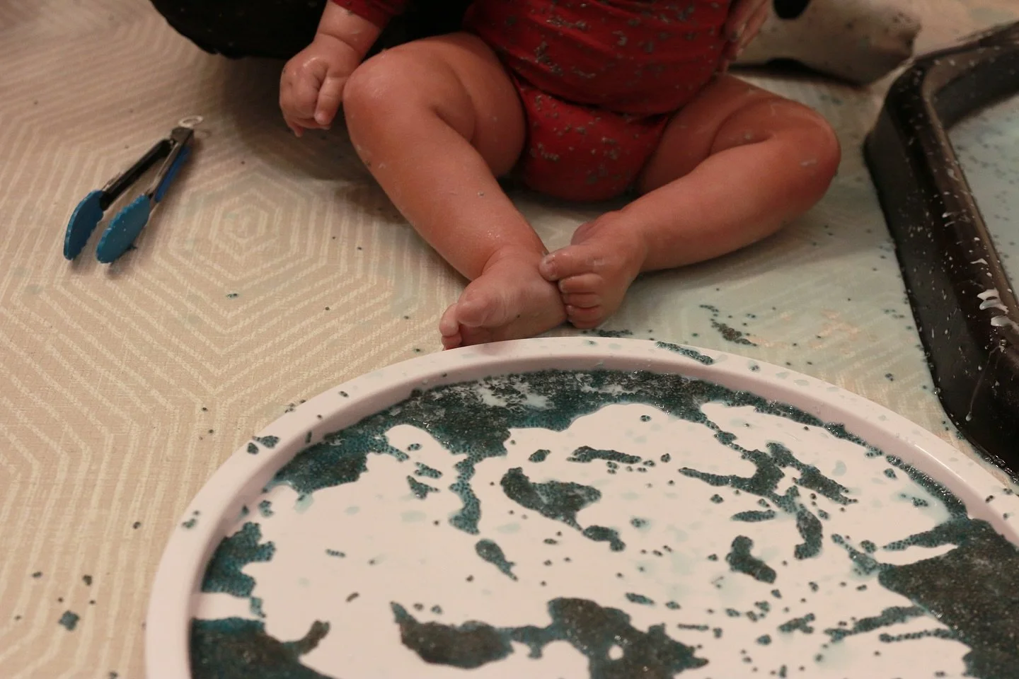 Can you tell which color we explored during one of last month&rsquo;s Baby Messy Art &amp; Sensory Play classes? 
💙🦋🐳🔵🌀🧵🫐🐋🩵 

These little explorers loved diving right into (sometimes literally!) these painting &amp; sensory experiences! It 