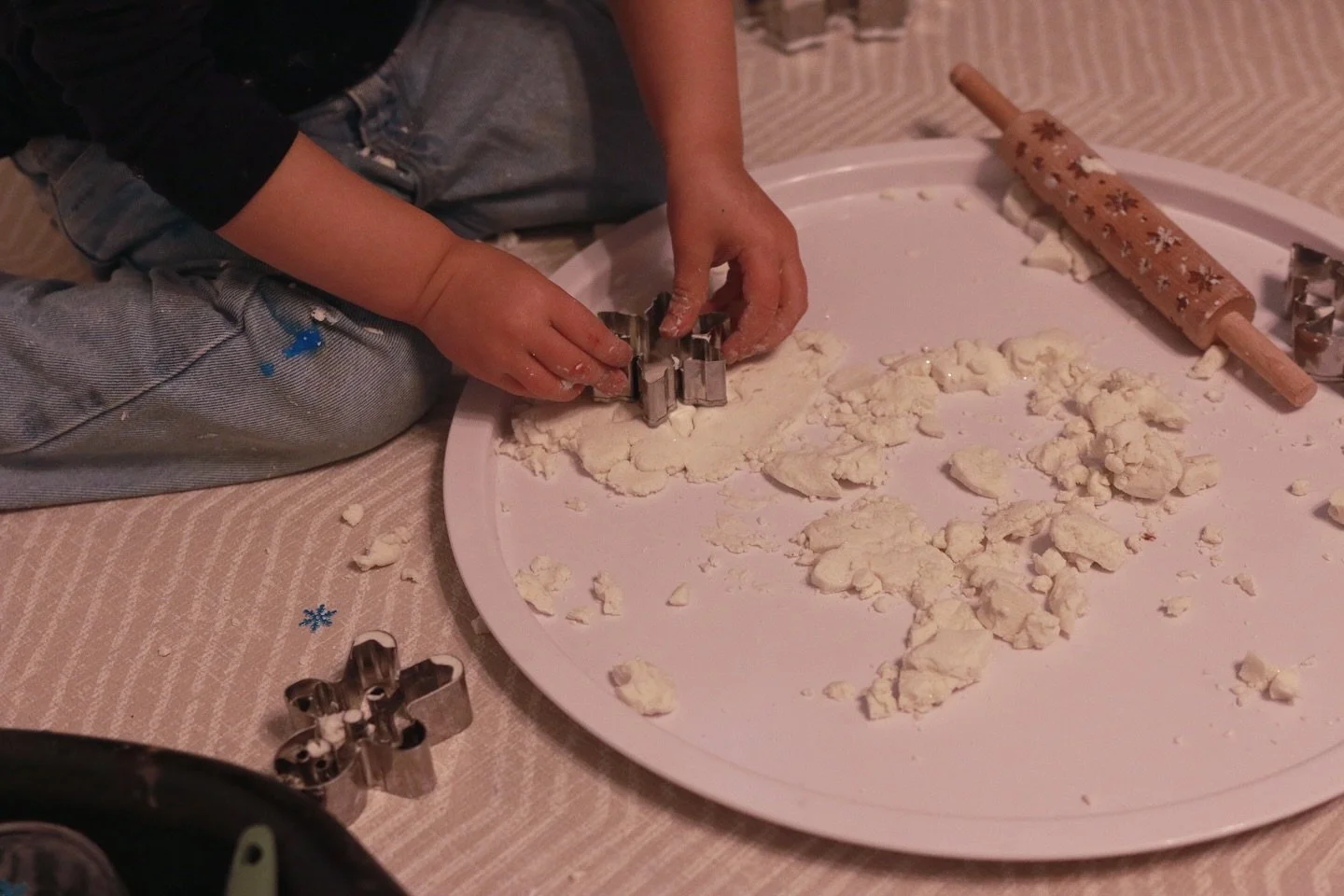 Cozy, winter-inspired Messy Art &amp; Sensory Play ❄️⛄️🎄 

If you would like to join our very last Messy Art &amp; Sensory Play class of the year on Tuesday, December 30th at 11am (it will be themed with all things ✨ SPARKLES &amp; GLITTER ✨ to cele