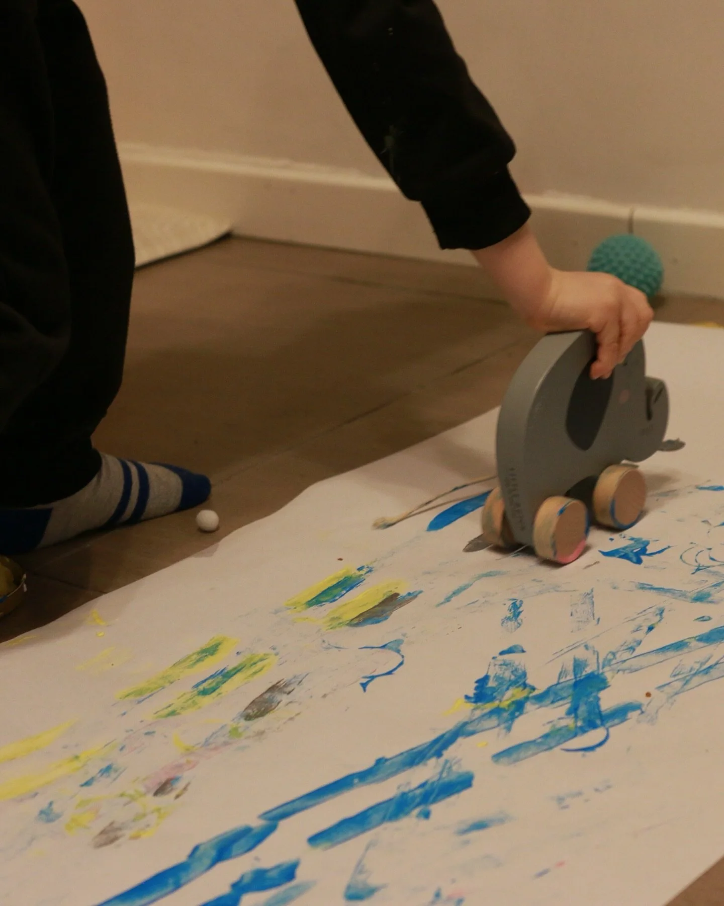 On a rainy Saturday in mid-March, the theme of our fully booked Toddler Messy Art &amp; Sensory Play class was &ldquo;Balls, Cars, and Things That Roll!&rdquo; The children got to use balls and wheeled items in so many different ways: to paint, to sc