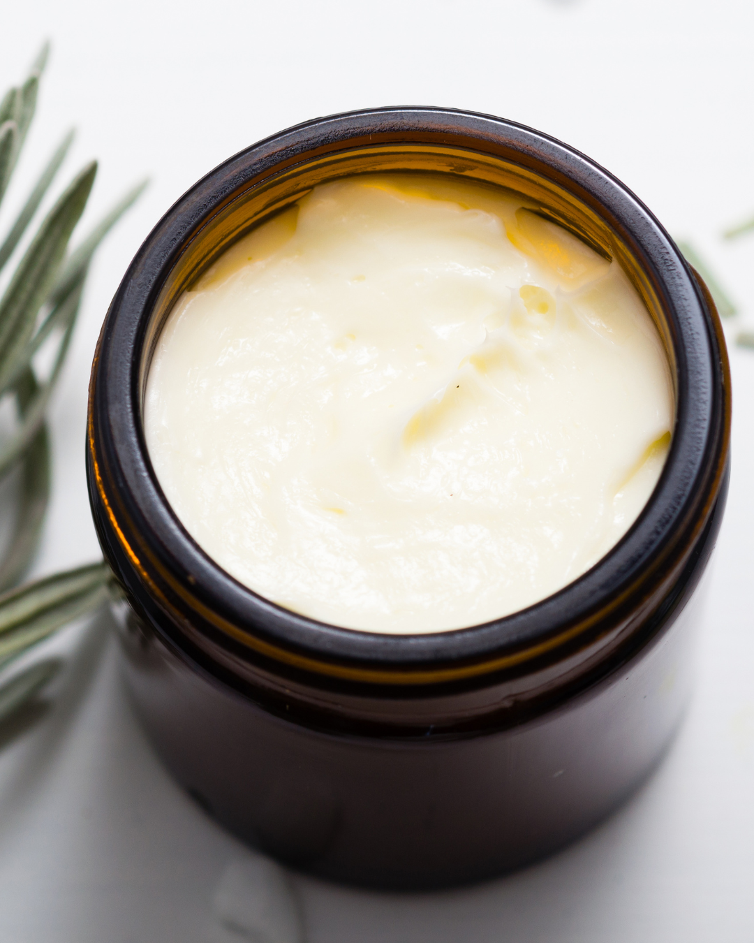 Crème corps nourrissante d’hiver : recette maison au karité et à l’amande douce