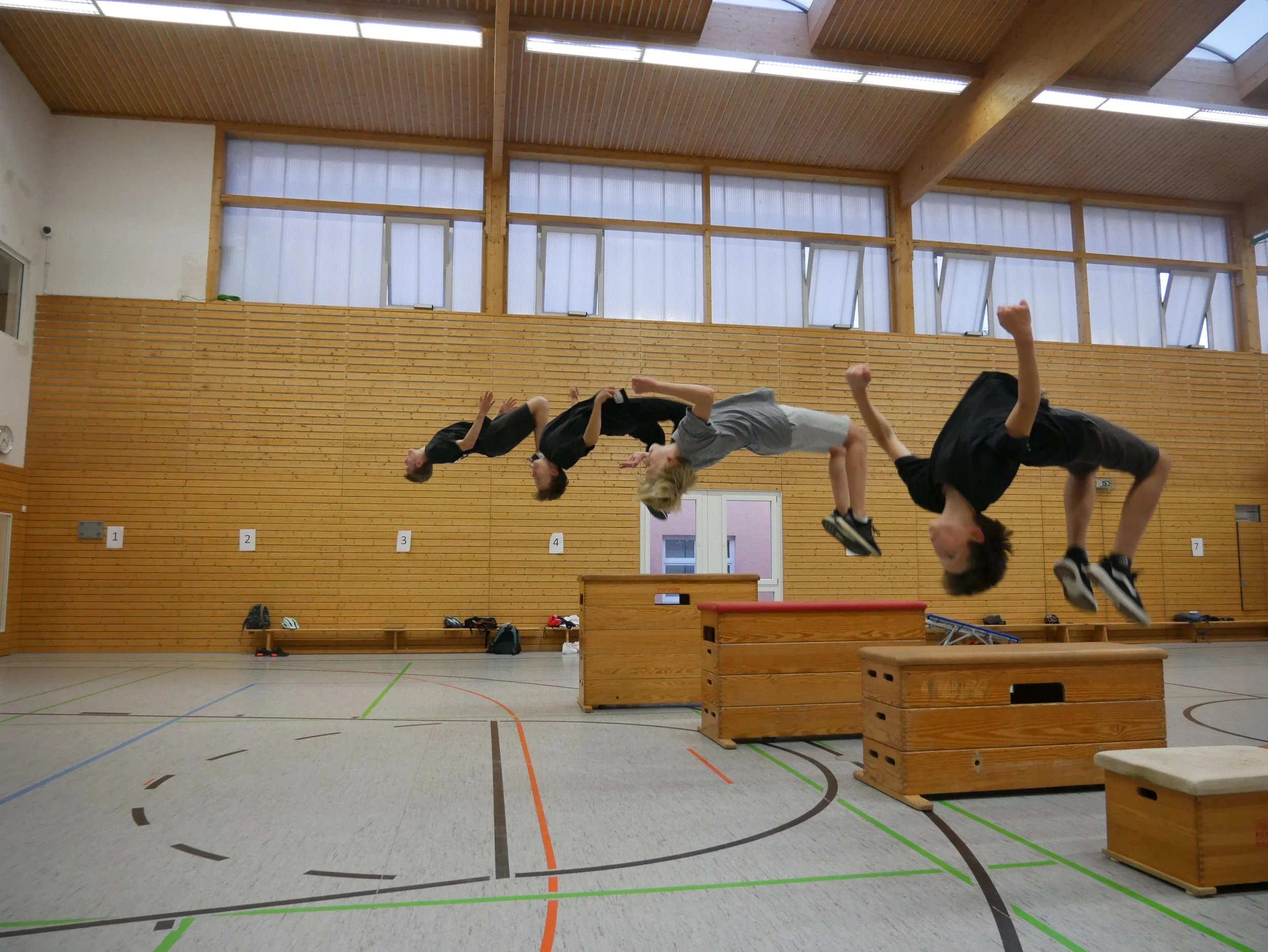 Kindergruppe beim Parkour Training mit Trainer
