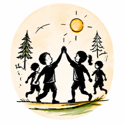Vier Kinder geben sich einen High-Five im Freien mit Sonne und Bäumen im Hintergrund.