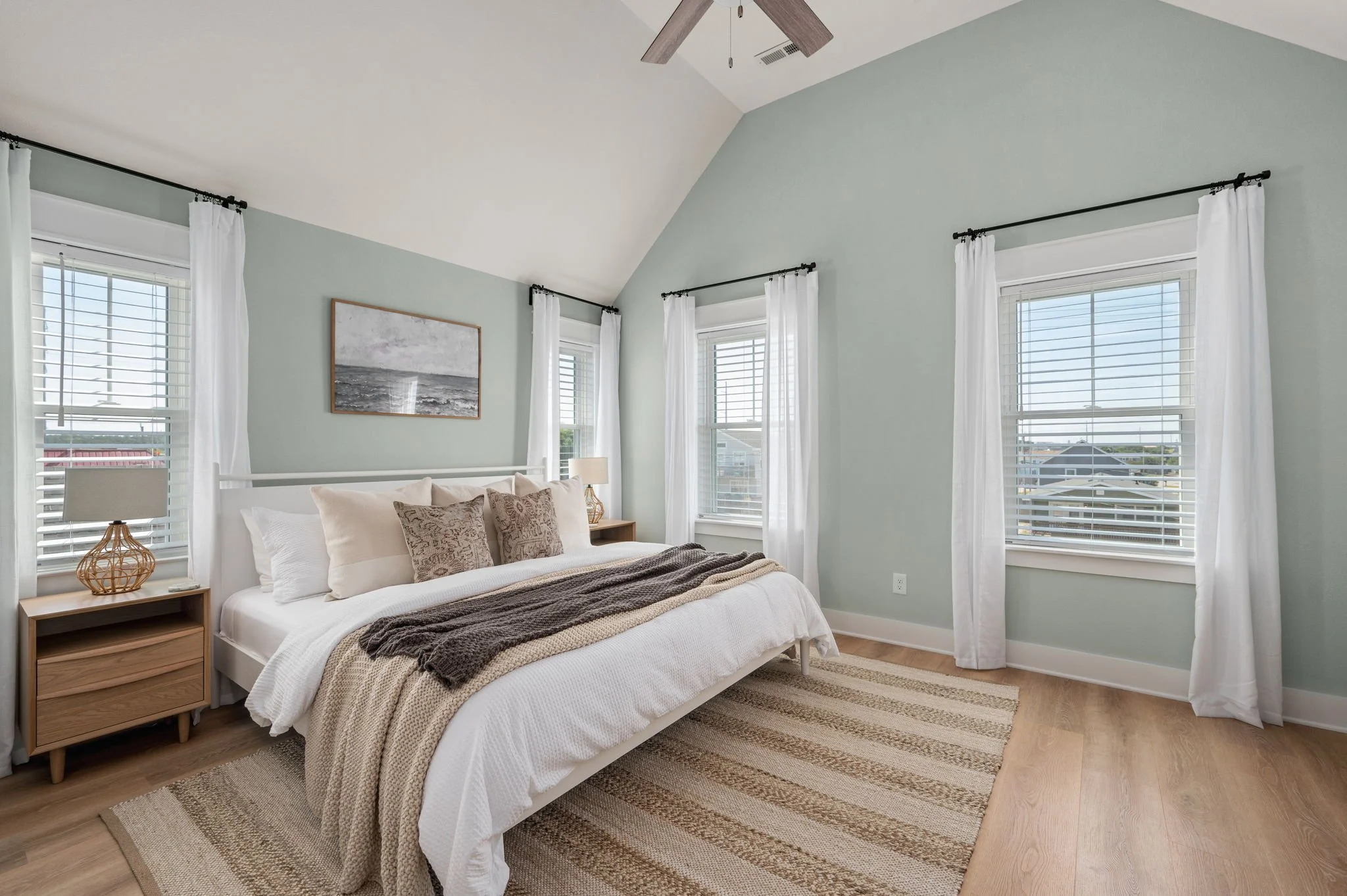 32-web-or-mls-207-E-Lake-TL-BR4.jpg