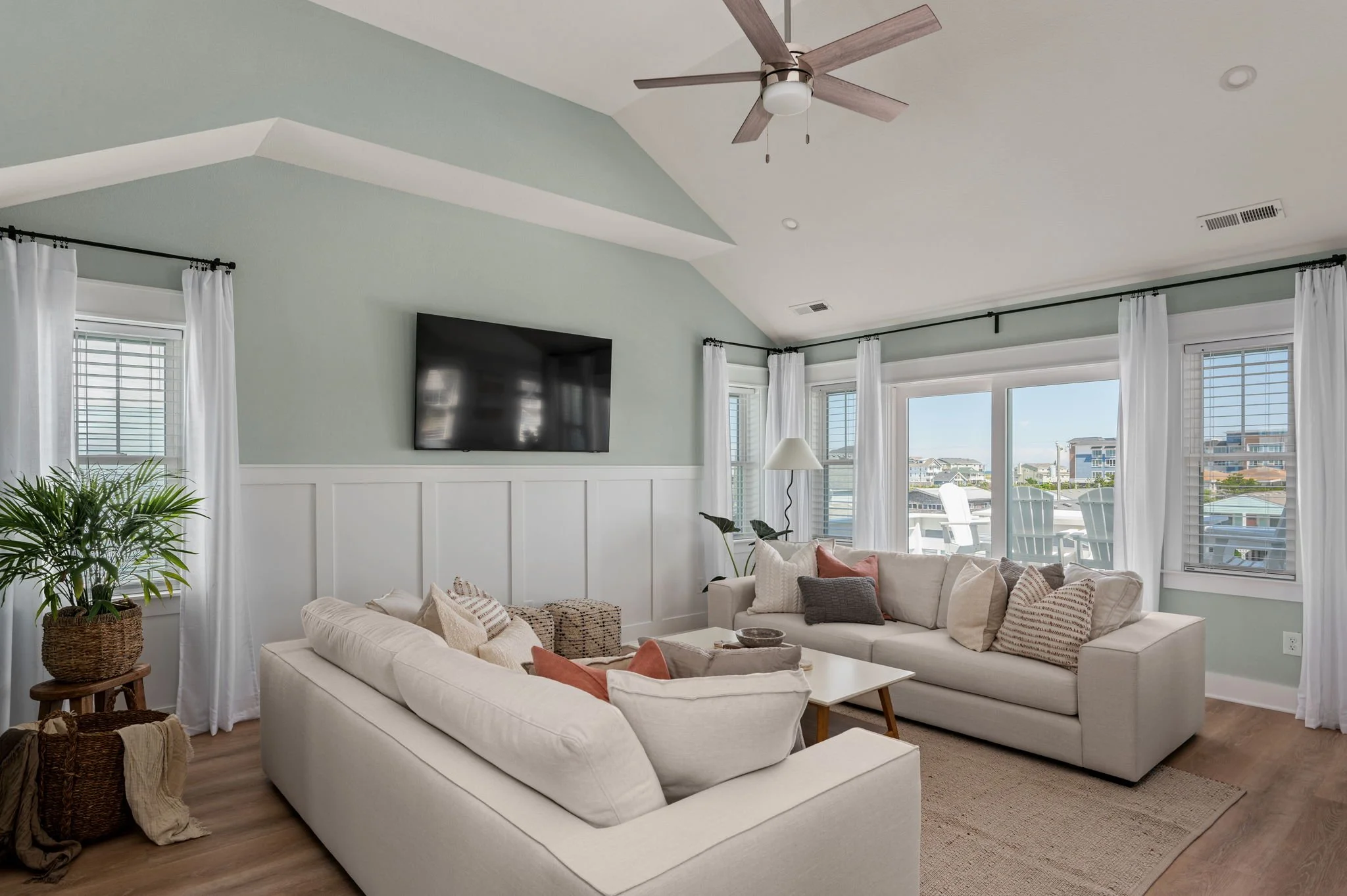 16-web-or-mls-207-E-Lake-TL-Living-V2.jpg