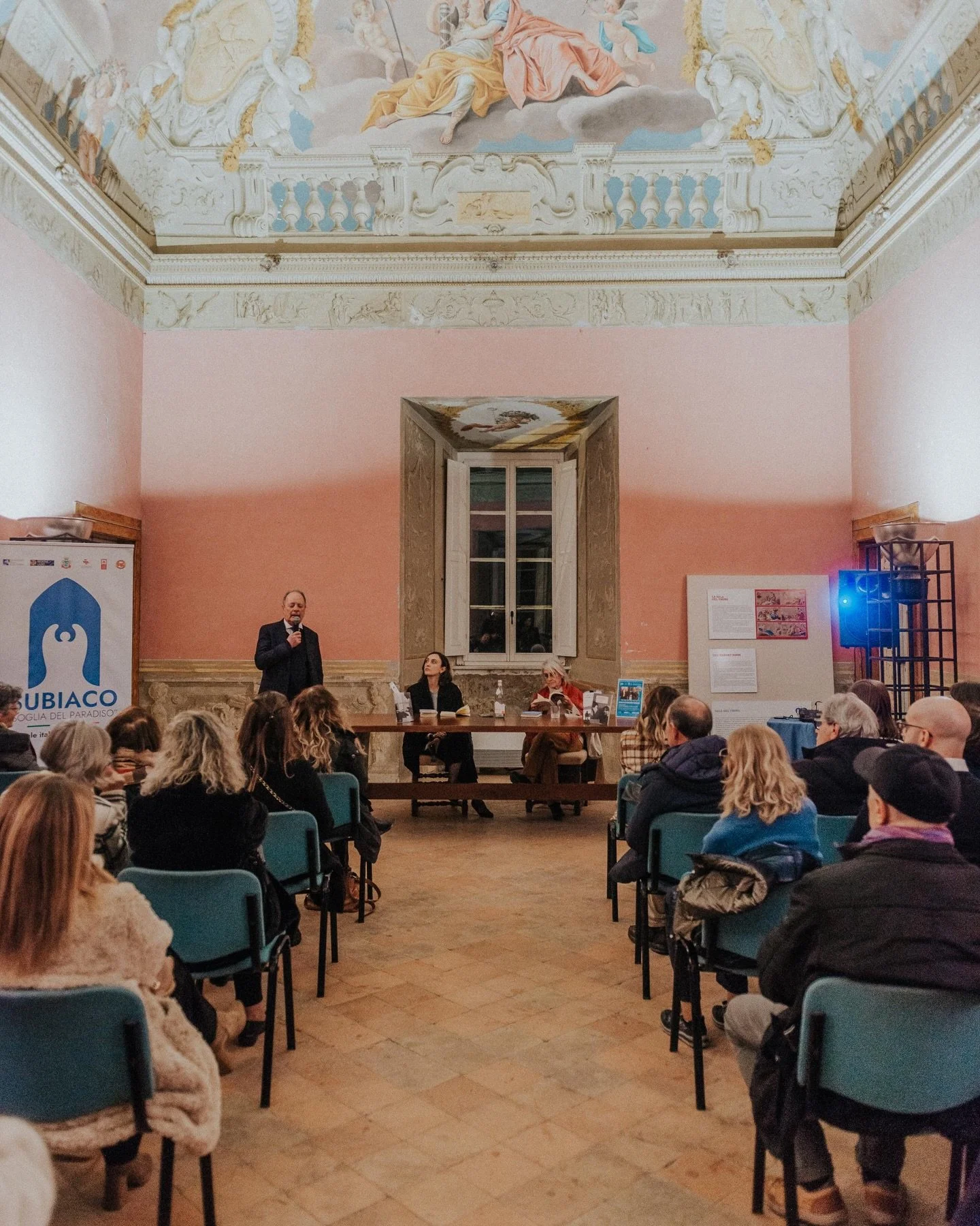 &ldquo;𝐄𝐥𝐬𝐚 𝐞 𝐥𝐞 𝐚𝐦𝐢𝐜𝐡𝐞 𝐠𝐞𝐧𝐢𝐚𝐥𝐢&rdquo; &ndash; 𝐔𝐧 𝐫𝐢𝐭𝐫𝐚𝐭𝐭𝐨 𝐜𝐨𝐫𝐚𝐥𝐞 𝐩𝐞𝐫 𝐜𝐞𝐥𝐞𝐛𝐫𝐚𝐫𝐞 𝐄𝐥𝐬𝐚 𝐌𝐨𝐫𝐚𝐧𝐭𝐞 💖

🏰 Domenica 23 novembre 2025 la suggestiva cornice della Rocca Abbaziale ha ospitato l&rsquo;a