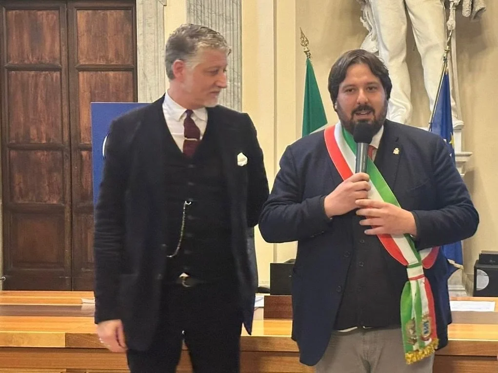 ✨ 𝐋&rsquo;𝐢𝐦𝐩𝐞𝐠𝐧𝐨 𝐝𝐢 𝐃𝐨𝐦𝐞𝐧𝐢𝐜𝐨 𝐏𝐞𝐭𝐫𝐢𝐧𝐢: 𝐥𝐚 𝐩𝐚𝐠𝐢𝐧𝐚 𝐜𝐡𝐞 𝐡𝐚 𝐫𝐞𝐬𝐨 𝐒𝐮𝐛𝐢𝐚𝐜𝐨 𝐂𝐚𝐩𝐢𝐭𝐚𝐥𝐞 𝐈𝐭𝐚𝐥𝐢𝐚𝐧𝐚 𝐝𝐞𝐥 𝐋𝐢𝐛𝐫𝐨 𝟐𝟎𝟐𝟓 💛💙📖

&ldquo;Un anno senza Domenico Petrini. 
La sua vita &egrave; st