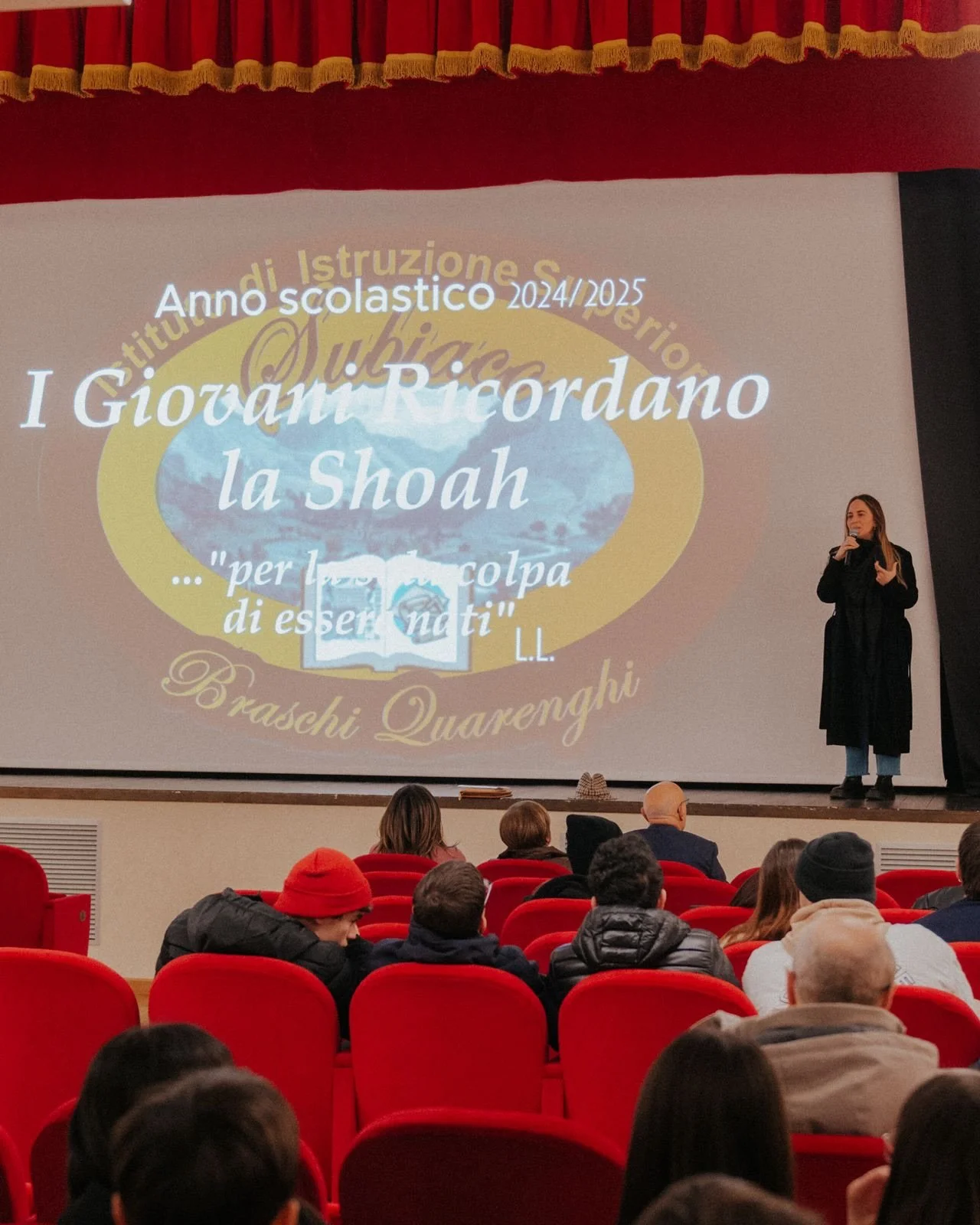 ✨ 𝐋𝐚 𝐌𝐞𝐦𝐨𝐫𝐢𝐚 𝐜𝐡𝐞 𝐮𝐧𝐢𝐬𝐜𝐞: 𝐒𝐮𝐛𝐢𝐚𝐜𝐨 𝐭𝐫𝐚 𝐭𝐞𝐬𝐭𝐢𝐦𝐨𝐧𝐢𝐚𝐧𝐳𝐚, 𝐜𝐨𝐫𝐚𝐠𝐠𝐢𝐨 𝐞 𝐫𝐞𝐬𝐩𝐨𝐧𝐬𝐚𝐛𝐢𝐥𝐢𝐭𝐚̀ 🌱

Nella mattina di venerd&igrave; 23 gennaio 2026, presso il Teatro Narzio, si &egrave; svolto l&rsquo;in