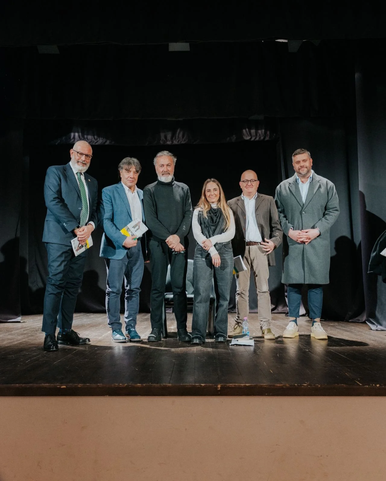 ✨ 𝗜𝗻𝗴𝗲𝗻𝘁𝗶𝗹𝗶𝗿𝗲 𝗶𝗹 𝗺𝗼𝗻𝗱𝗼: 𝗦𝘂𝗯𝗶𝗮𝗰𝗼 𝗮𝗰𝗰𝗼𝗴𝗹𝗶𝗲 𝗙𝗿𝗮𝗻𝗰𝗼 𝗔𝗿𝗺𝗶𝗻𝗶𝗼

Domenica 15 febbraio 2026 il Teatro Narzio ha ospitato @francoarminio, poeta, scrittore e paesologo, per un intenso reading tratto dal suo ultimo l