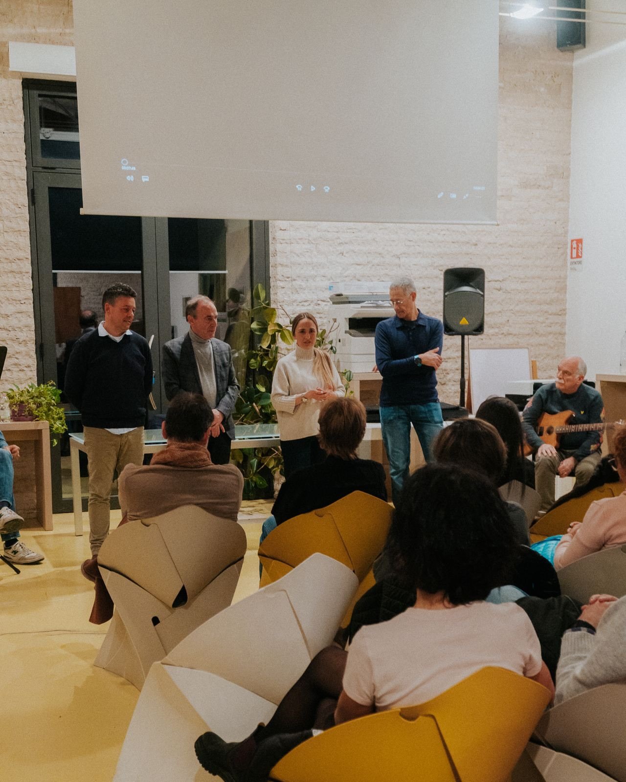 𝐋𝐚 𝐟𝐨𝐫𝐳𝐚 𝐝𝐞𝐥𝐥𝐚 𝐦𝐞𝐦𝐨𝐫𝐢𝐚, 𝐢𝐥 𝐛𝐫𝐢𝐯𝐢𝐝𝐨 𝐝𝐞𝐥 𝐦𝐢𝐬𝐭𝐞𝐫𝐨: &ldquo;𝐋&rsquo;𝐚𝐧𝐧𝐨 𝐝𝐞𝐥 𝐧𝐞𝐯𝐨𝐧𝐞&rdquo; 𝐢𝐧𝐜𝐚𝐧𝐭𝐚 𝐒𝐮𝐛𝐢𝐚𝐜𝐨 𝐂𝐚𝐩𝐢𝐭𝐚𝐥𝐞 𝐈𝐭𝐚𝐥𝐢𝐚𝐧𝐚 𝐝𝐞𝐥 𝐋𝐢𝐛𝐫𝐨 📗

👉🏻 La suggestiva cornice