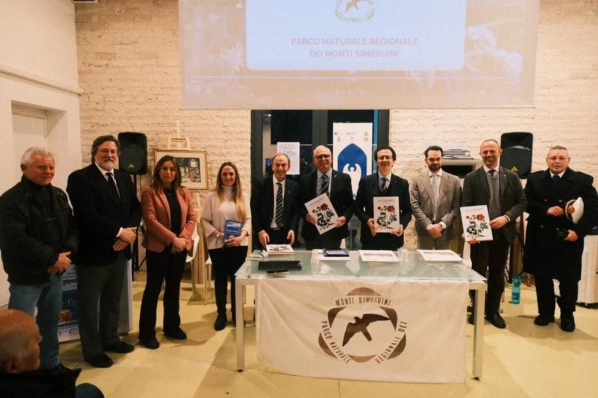 𝐓𝐫𝐚 𝐩𝐚𝐫𝐨𝐥𝐞, 𝐧𝐚𝐭𝐮𝐫𝐚 𝐞 𝐯𝐚𝐥𝐨𝐫𝐢: 𝐚 𝐒𝐮𝐛𝐢𝐚𝐜𝐨 𝐢𝐥 𝐯𝐢𝐚𝐠𝐠𝐢𝐨 𝐧𝐞𝐥𝐥𝐞 𝐞𝐦𝐨𝐳𝐢𝐨𝐧𝐢 𝐝𝐢 𝐒𝐜𝐢𝐥𝐥𝐚 𝐞 𝐂𝐥𝐚𝐫𝐚 🌱

👉🏻 Un pomeriggio intenso, denso di emozioni e di pensiero, ha accompagnato la presentazione del