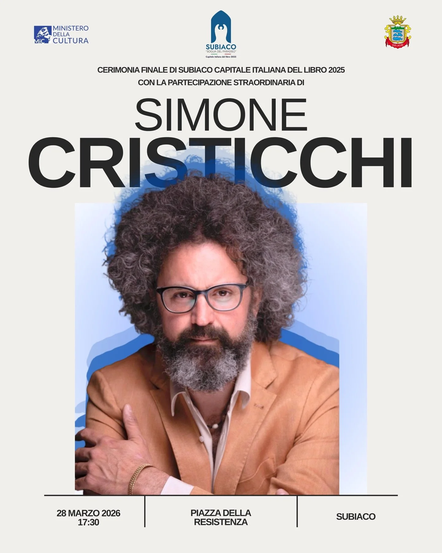 📚 𝐒𝐮𝐛𝐢𝐚𝐜𝐨 𝐂𝐚𝐩𝐢𝐭𝐚𝐥𝐞 𝐈𝐭𝐚𝐥𝐢𝐚𝐧𝐚 𝐝𝐞𝐥 𝐋𝐢𝐛𝐫𝐨 𝟐𝟎𝟐𝟓 𝐚𝐜𝐜𝐨𝐠𝐥𝐢𝐞 𝐒𝐢𝐦𝐨𝐧𝐞 𝐂𝐫𝐢𝐬𝐭𝐢𝐜𝐜𝐡𝐢 ✨

Ci sono serate che non sono solo eventi.
Sono incontri che lasciano un segno, parole che diventano casa, emozioni che