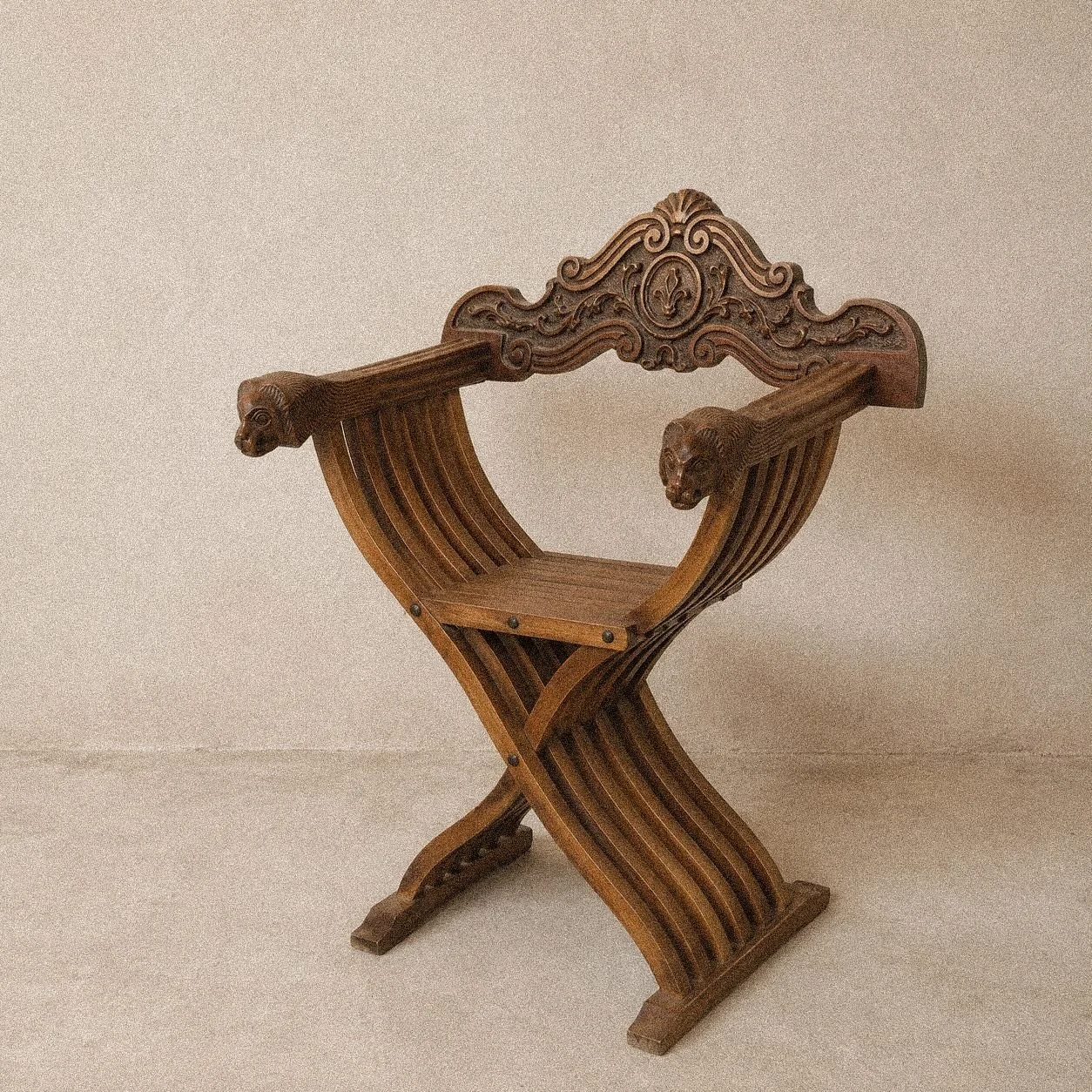 SILLA VINTAGE &mdash; DISPONIBLE
▪️Plegable
▪️Pieza &uacute;nica 
▪️Ref. 004

DM para informaci&oacute;n.