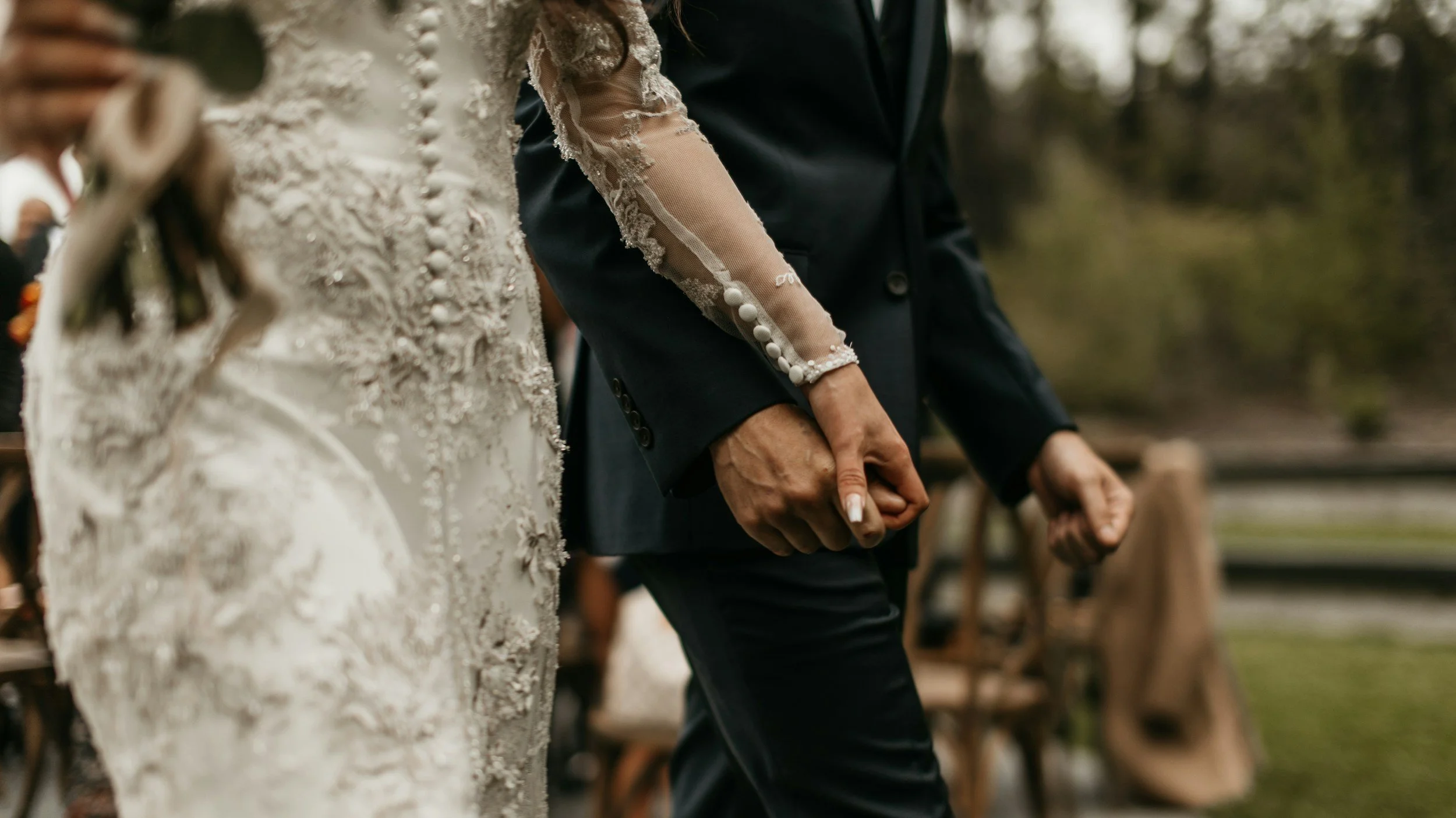 Pärchen hält Hände auf Hochzeit