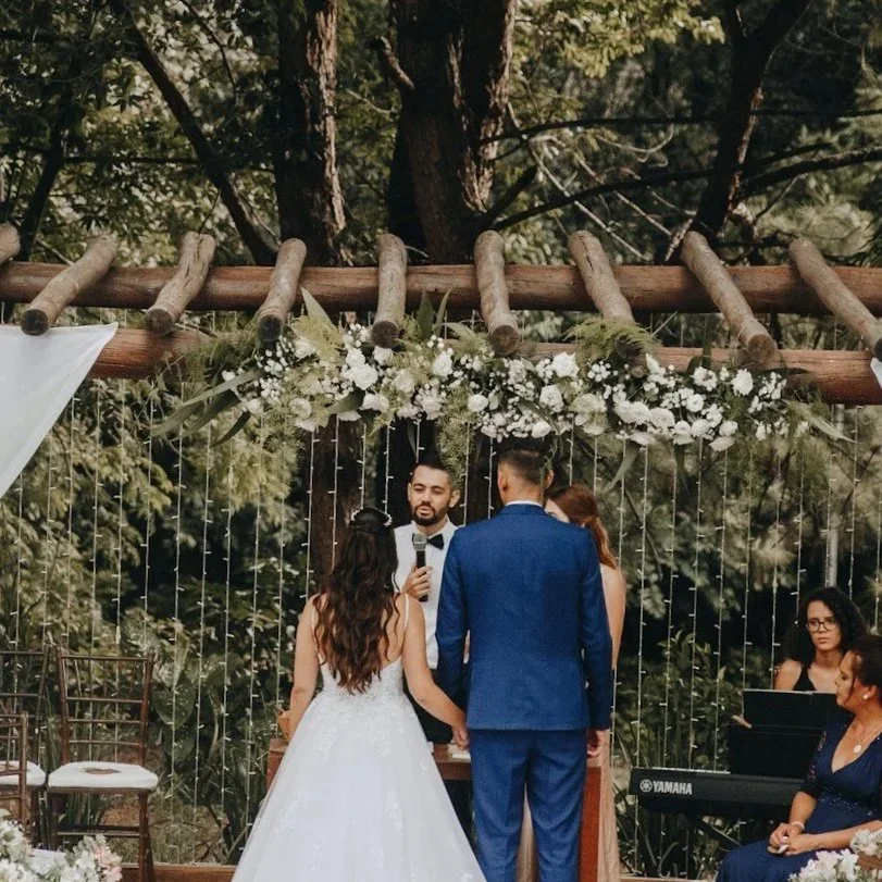 Hochzeitsring wird an Ringfinger gesteckt