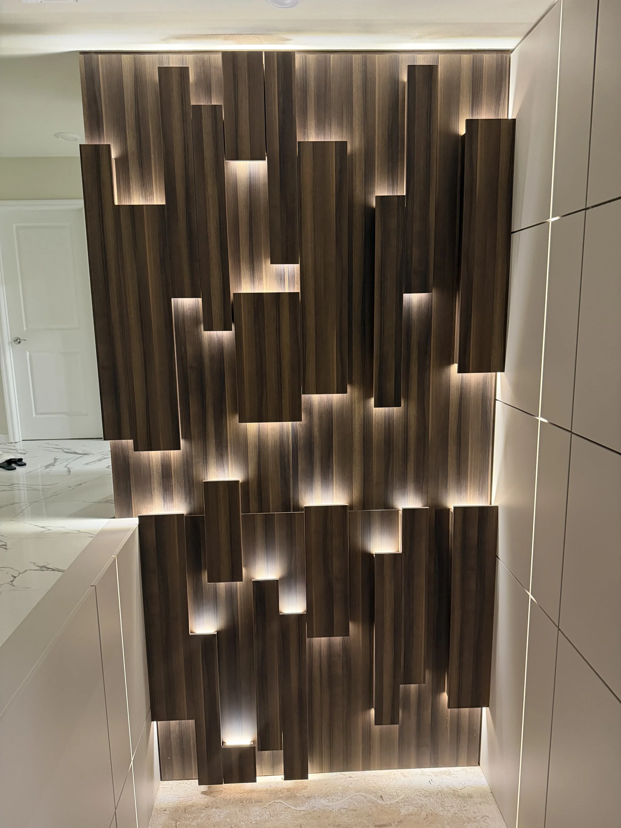 Pared decorativa de madera con luces LED integradas.