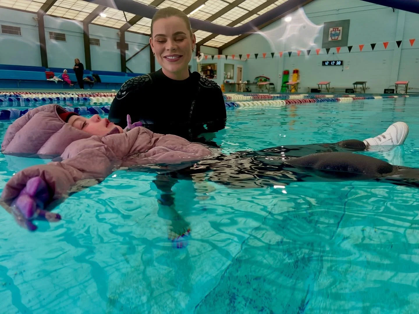 🌊💙 Drowning knows no off-season.
This sweet girl was fully dressed—saturated diaper, shoes, socks, sweats, hat, gloves, AND a puffy coat. Even in all that weight, she was able to float successfully. 🙌✨
That’s the power of ISR lessons
