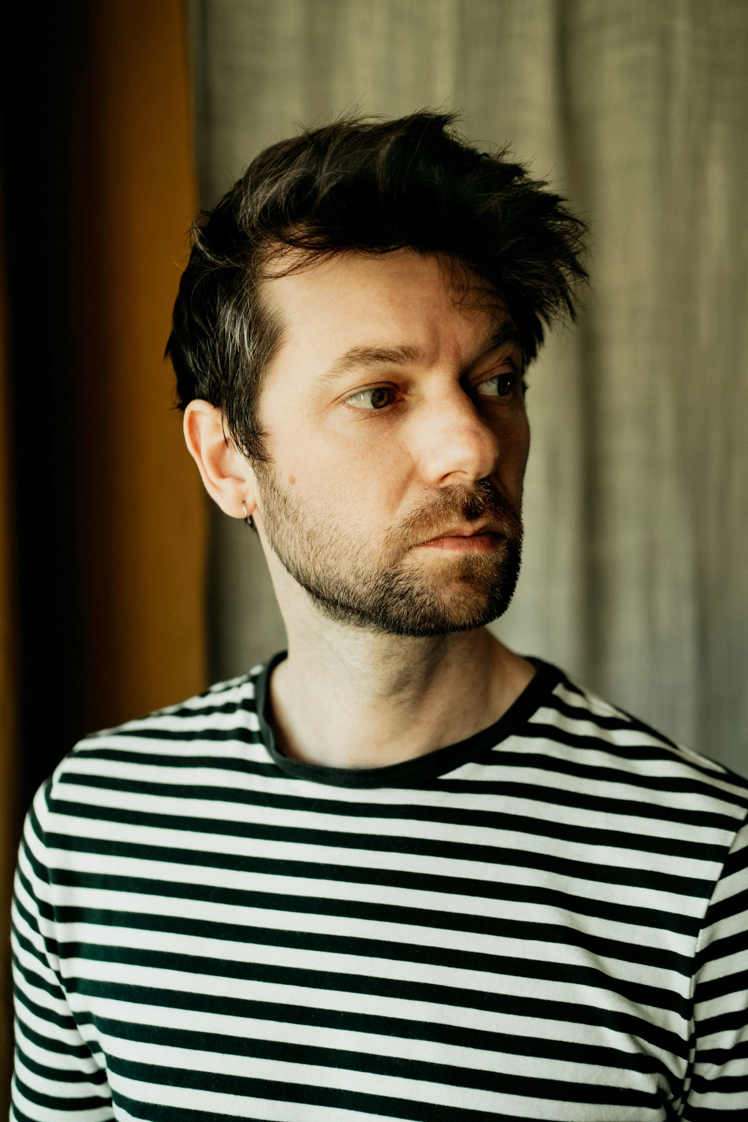 Portrait du photographe Quentin Cabocel, portant une marinière