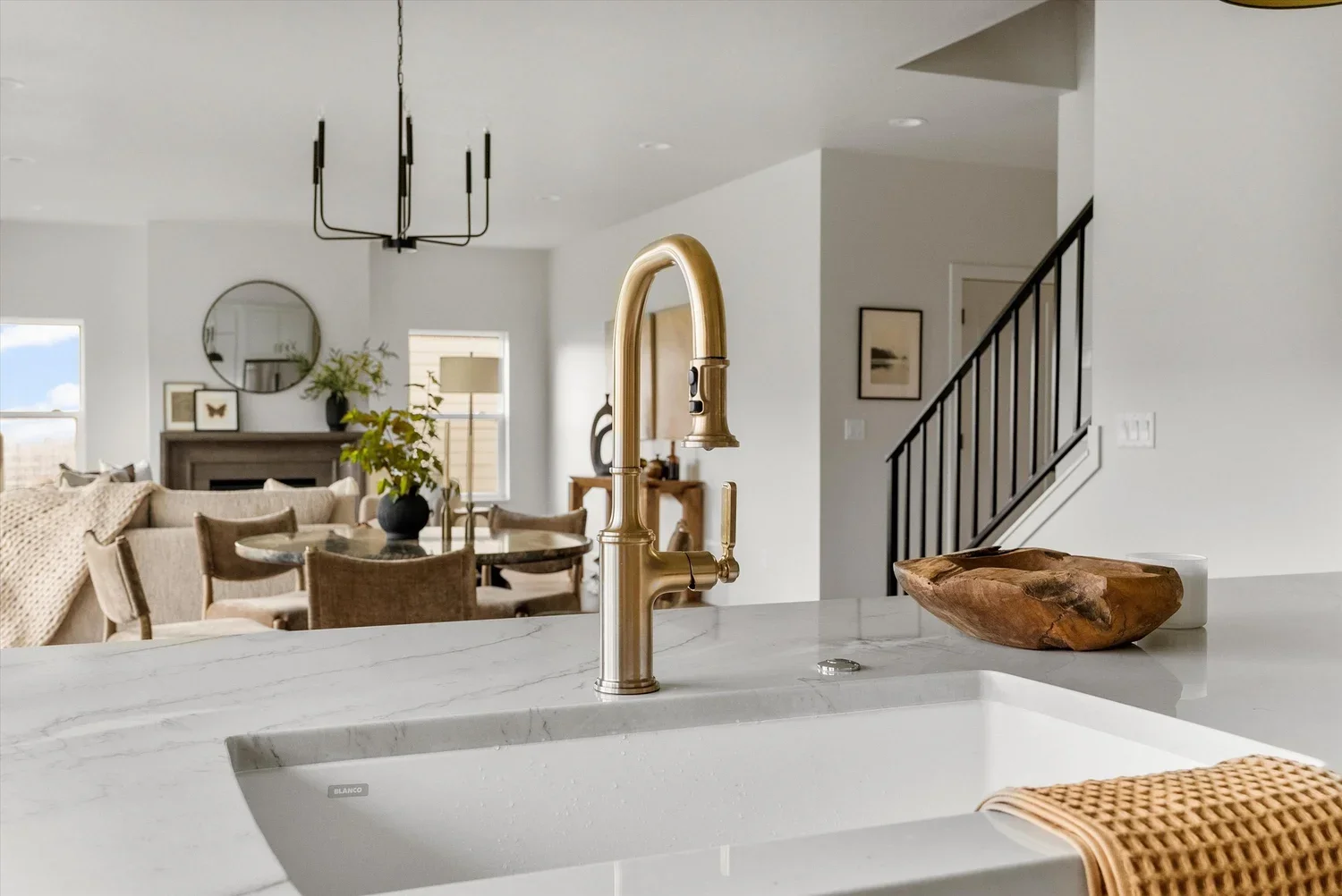 gold-and-black-finishings-interior-home.webp