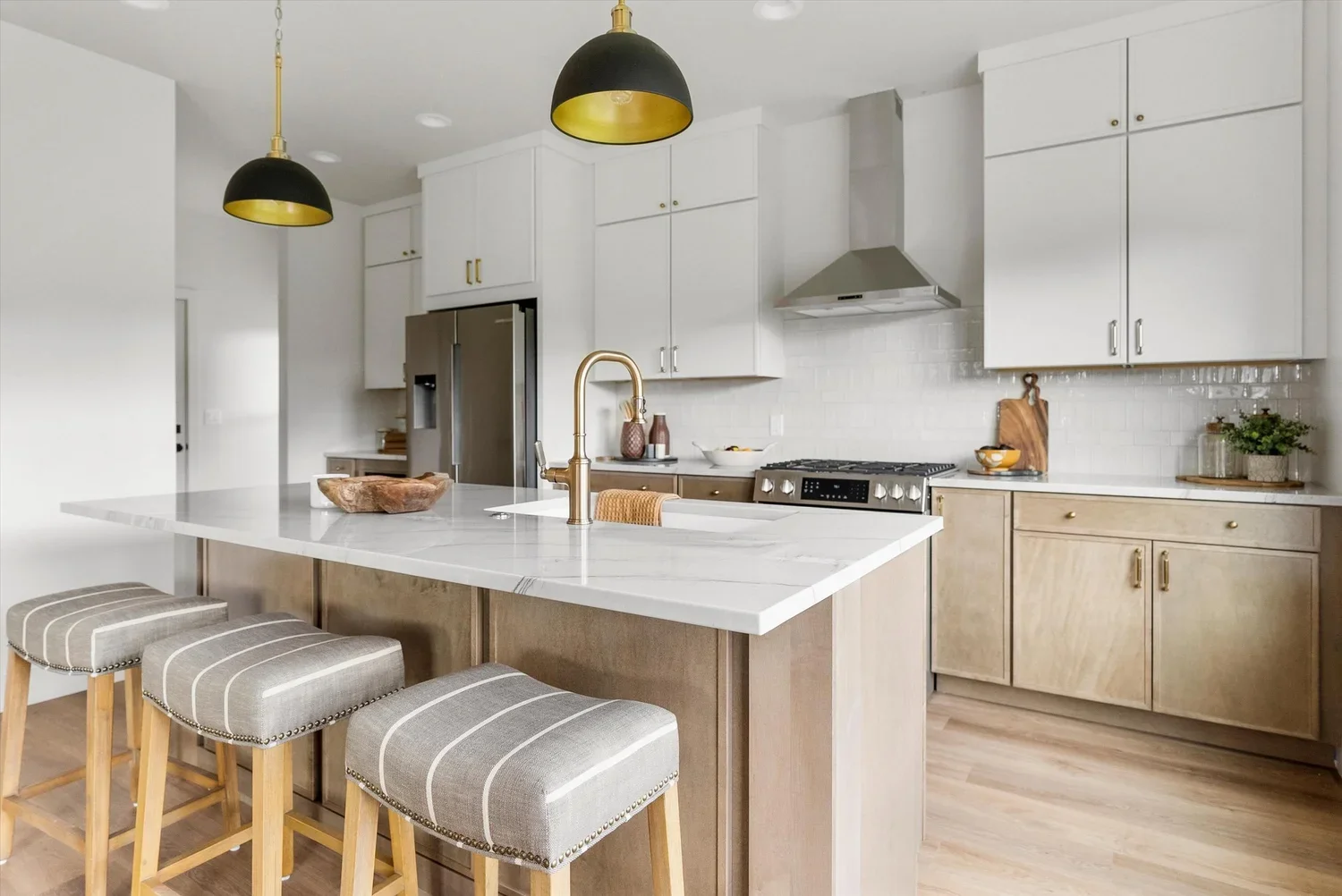 white-welcoming-kitchen.webp