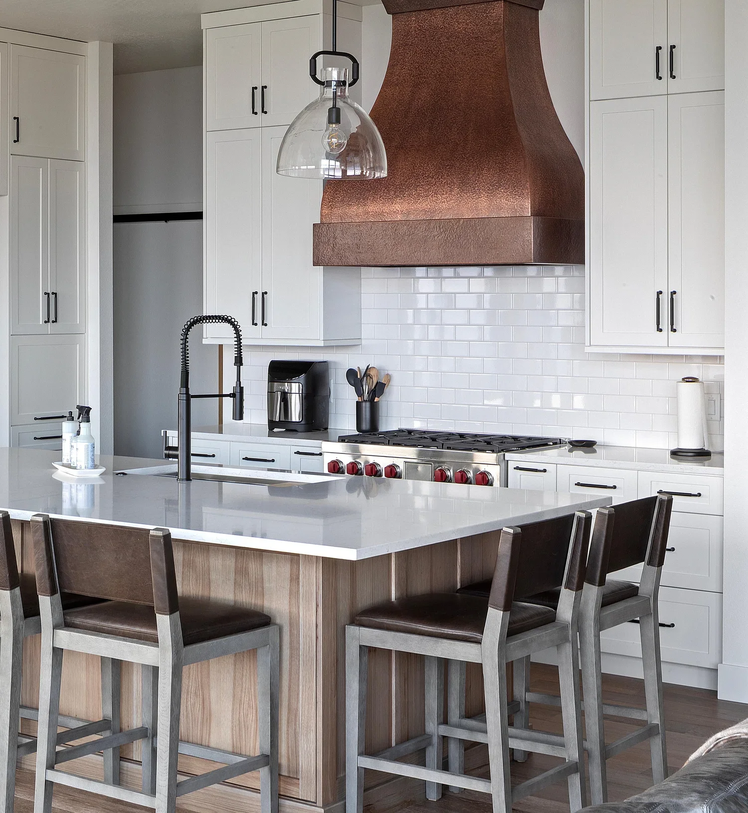 gorgeous-kitchen-brass-finishings.webp