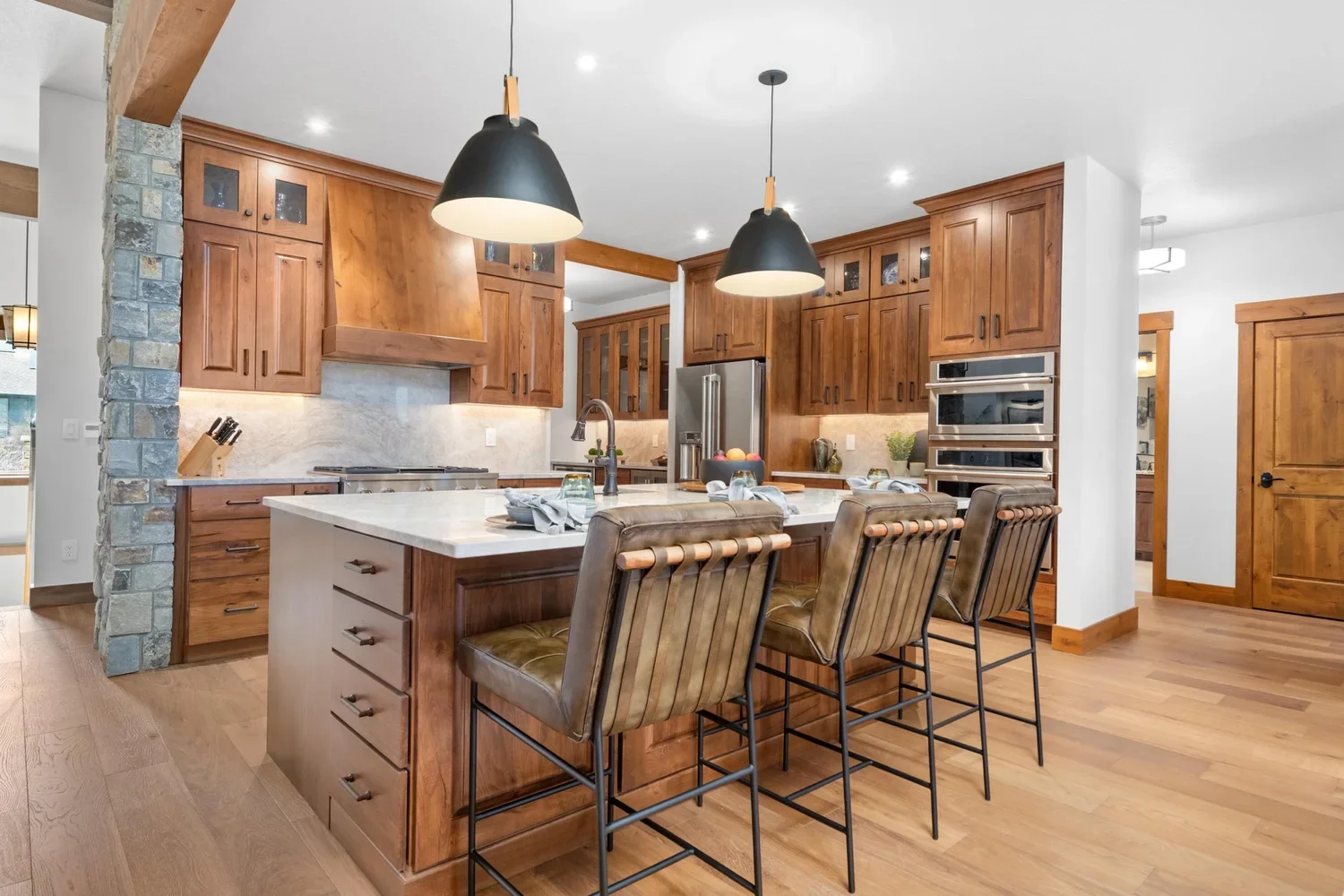 large-kitchen-island-dining-area-montana.webp