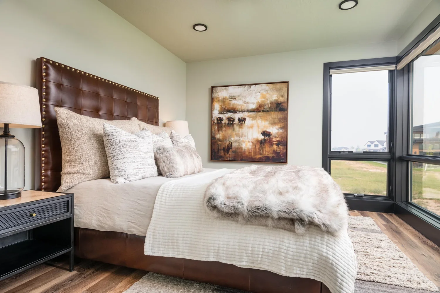 cozy-rustic-bedroom-montana.webp