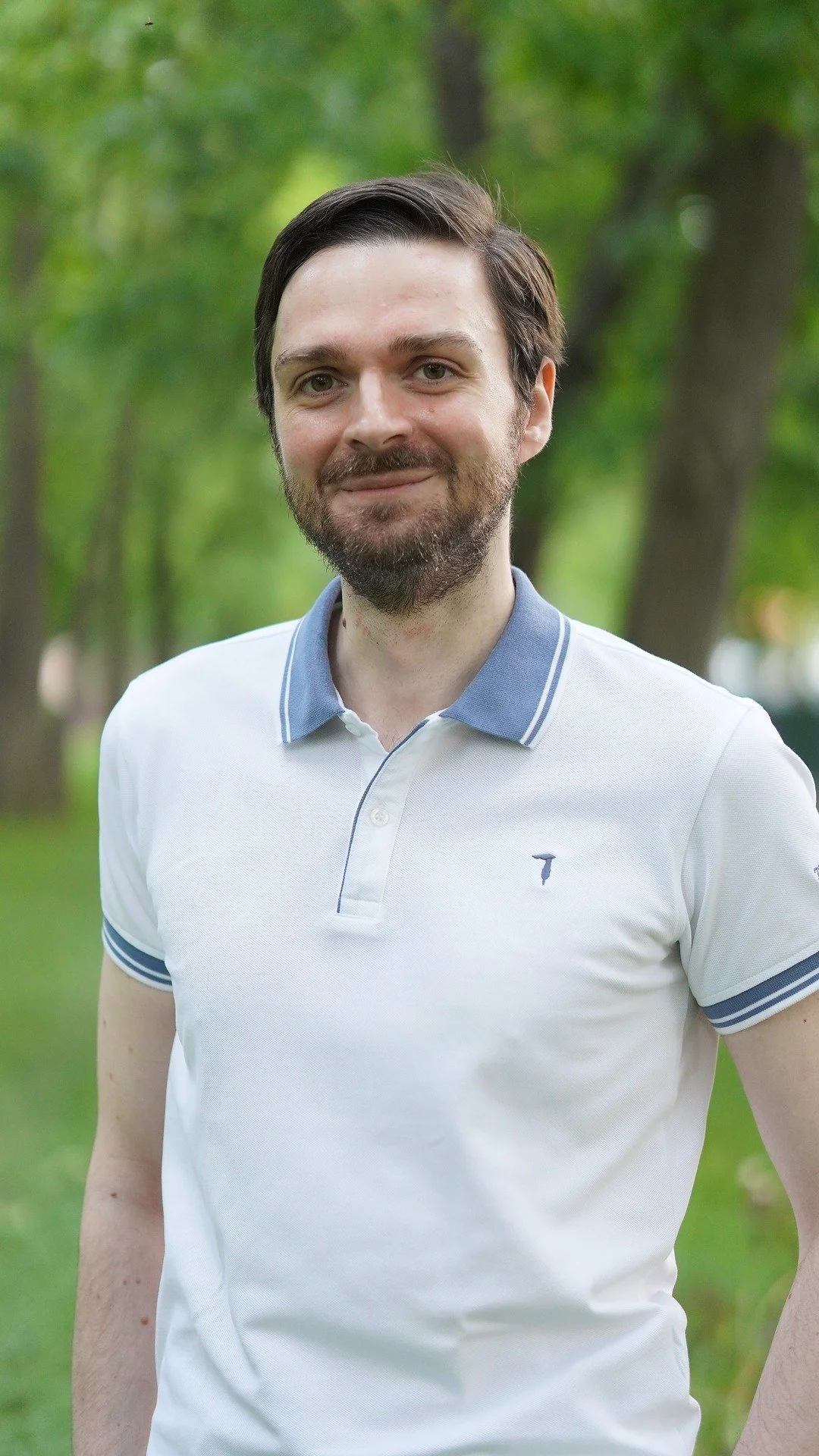 Dr. Valentin Rădoi, psychiatrist and psychotherapist, portrait outdoors. Dr. Valentin Rădoi, psihiatru și psihoterapeut psihanalitic, portret în aer liber.