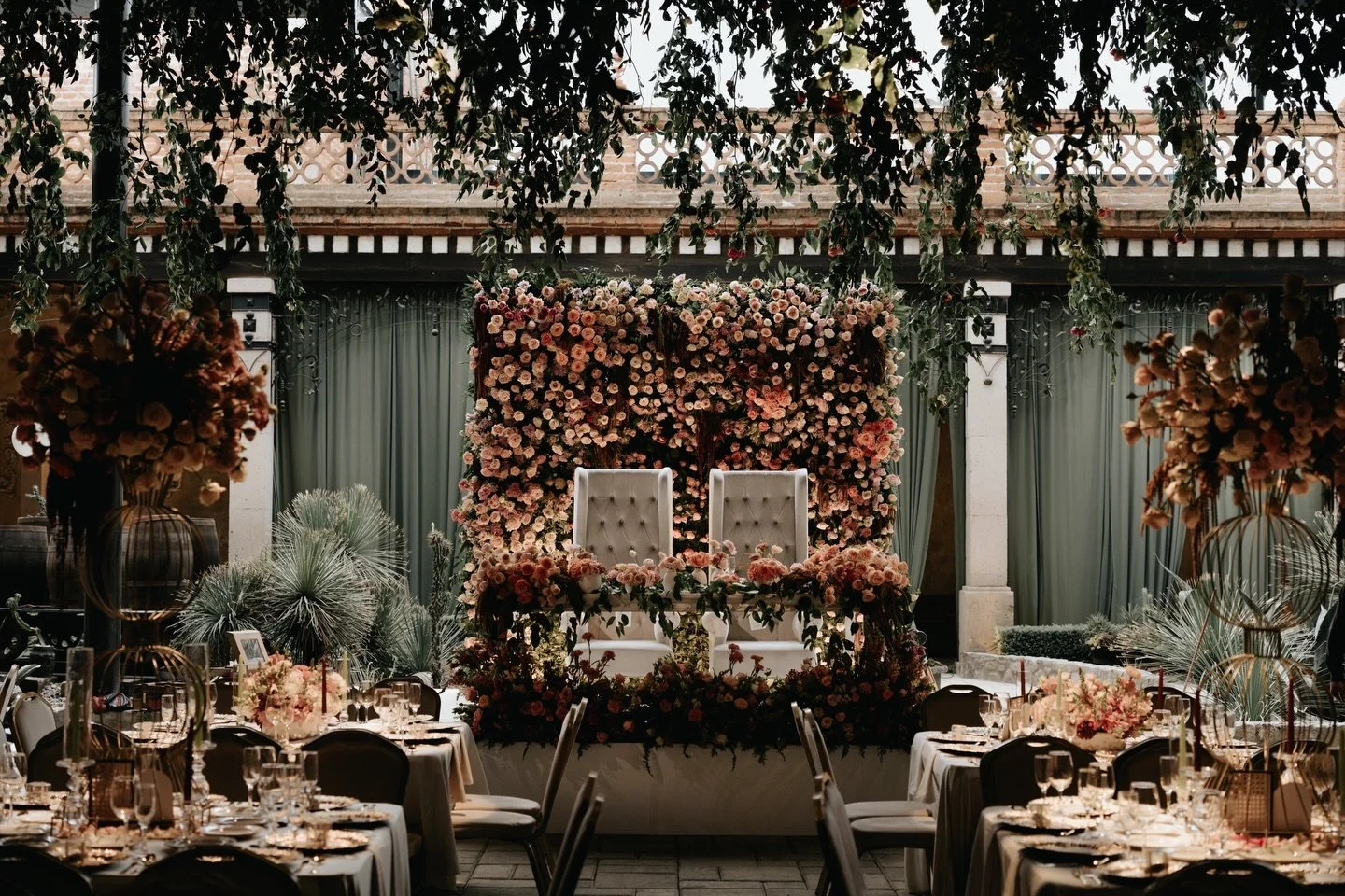 Curated detail shots.
Every element thoughtfully composed to make your wedding day truly unforgettable.
WP: @rocio_blass 
VENUE: @haciendachimalpa 
FLOWERS: @tambooflores 
STYLING: @huproductionco
