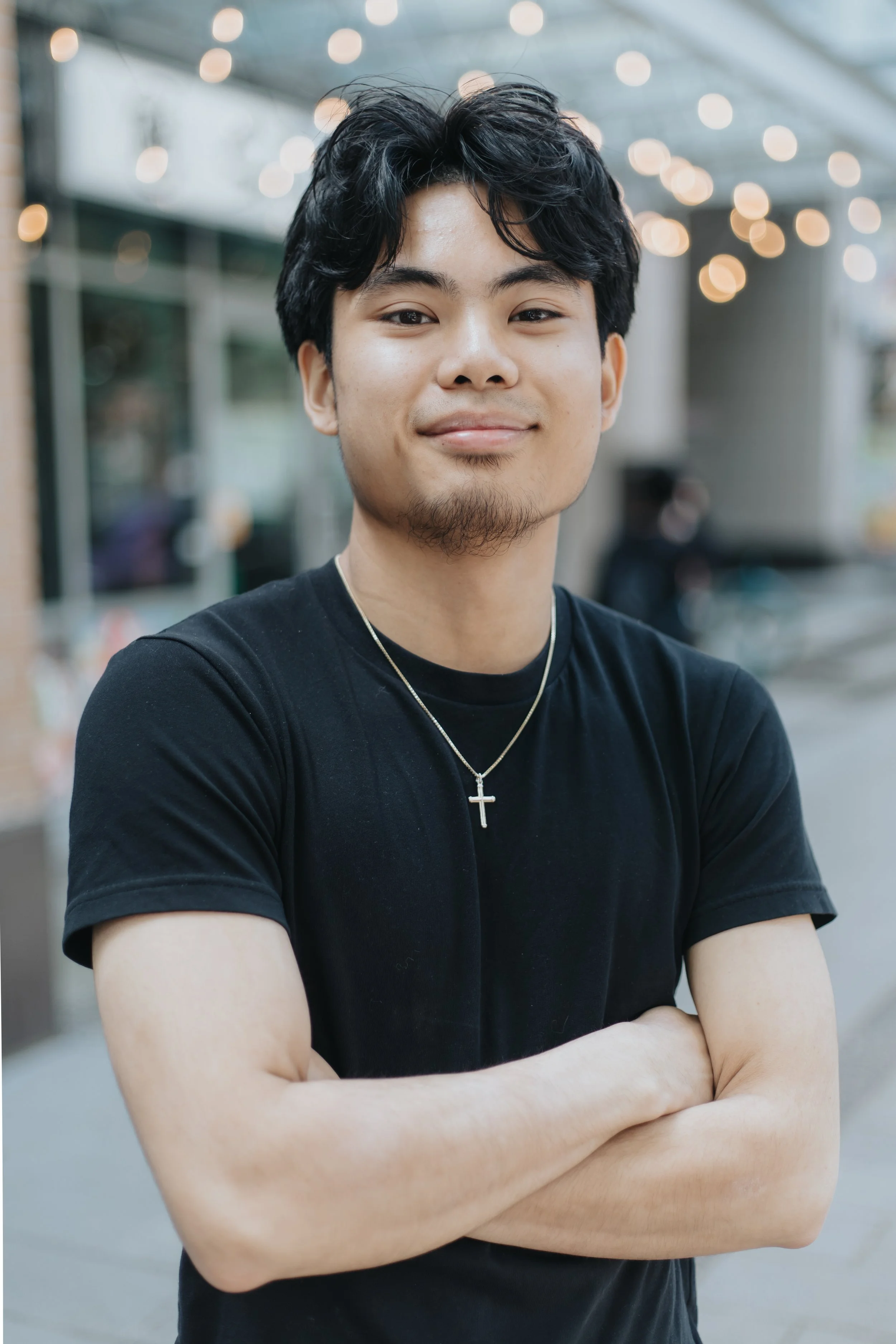 Professional barber Thomas providing expert haircut and grooming services at Seol Hair Salon and barbershop