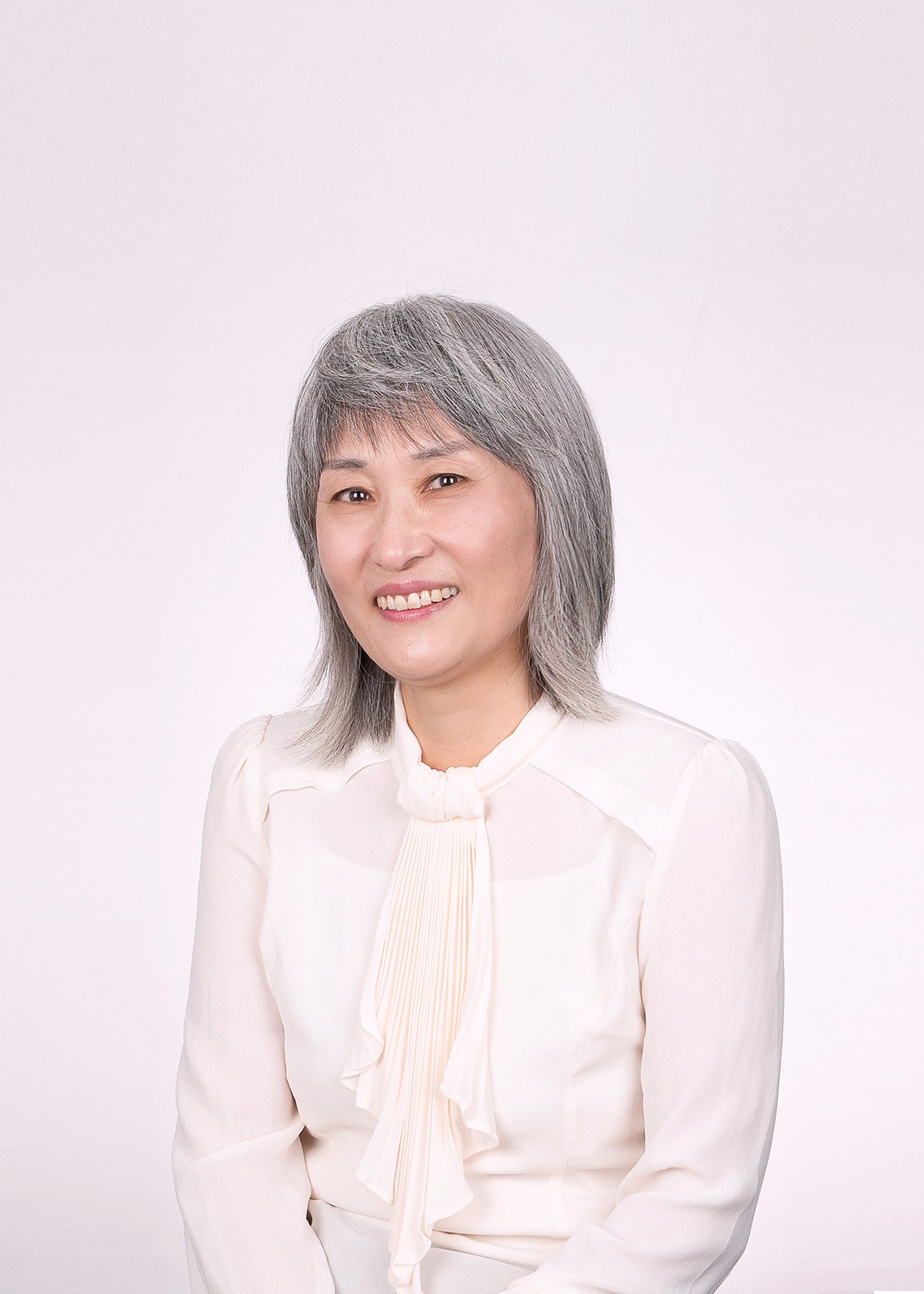 Zoe is a senior stylist at seol hair and has been a hairstylist for 10 years Working in the salon industry and perfecting her craft from women's haircuts, perms, hairstyling, downperms, magic perms, straight perms, ombre balayage's, men's haircut 