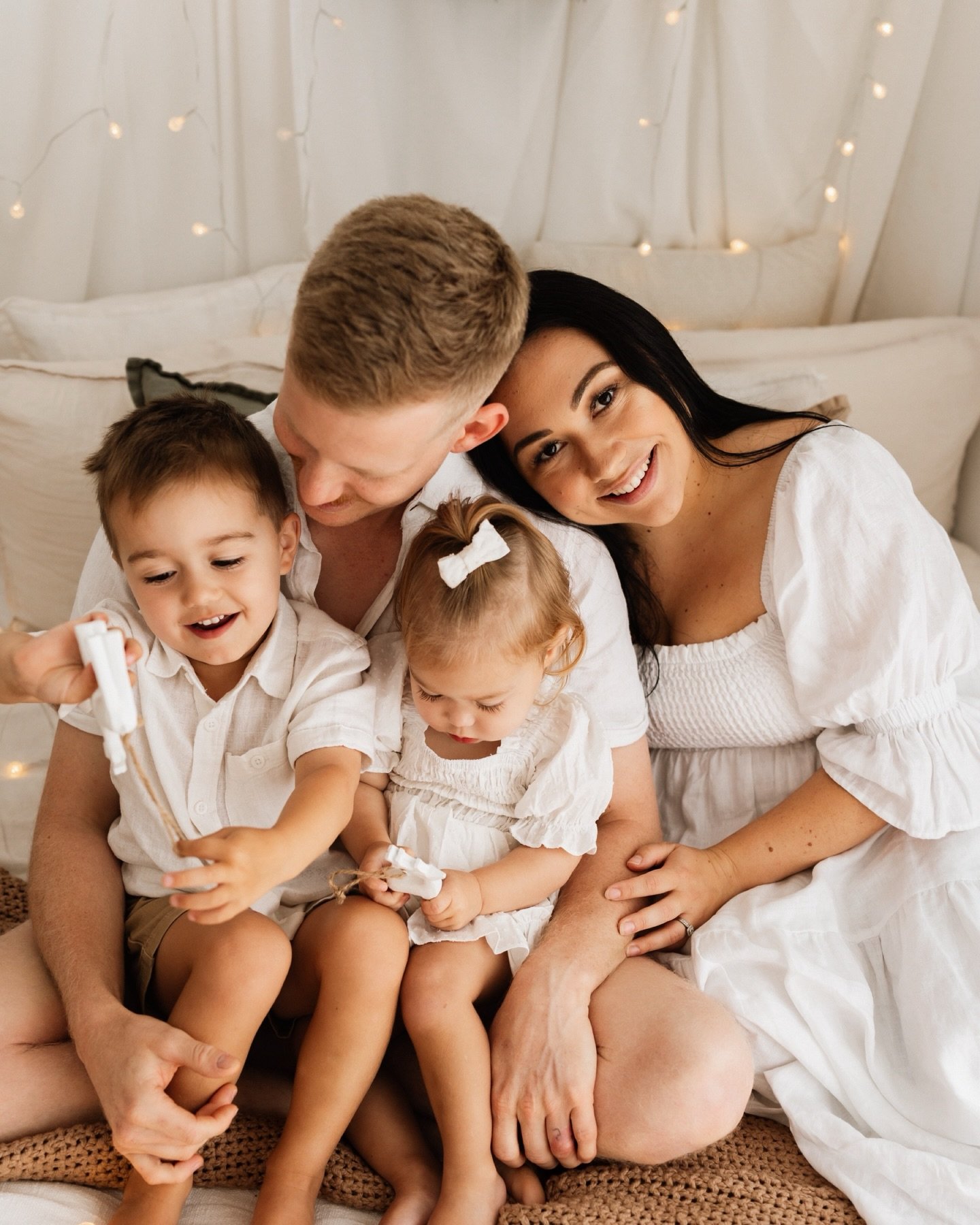 ✨ I can&rsquo;t possibly share everyone&rsquo;s Christmas minis this year, but here&rsquo;s a little sneak peek of how beautifully they turned out. So grateful for everyone who booked in and trusted my vision. The bed setup was such a hit &mdash; per