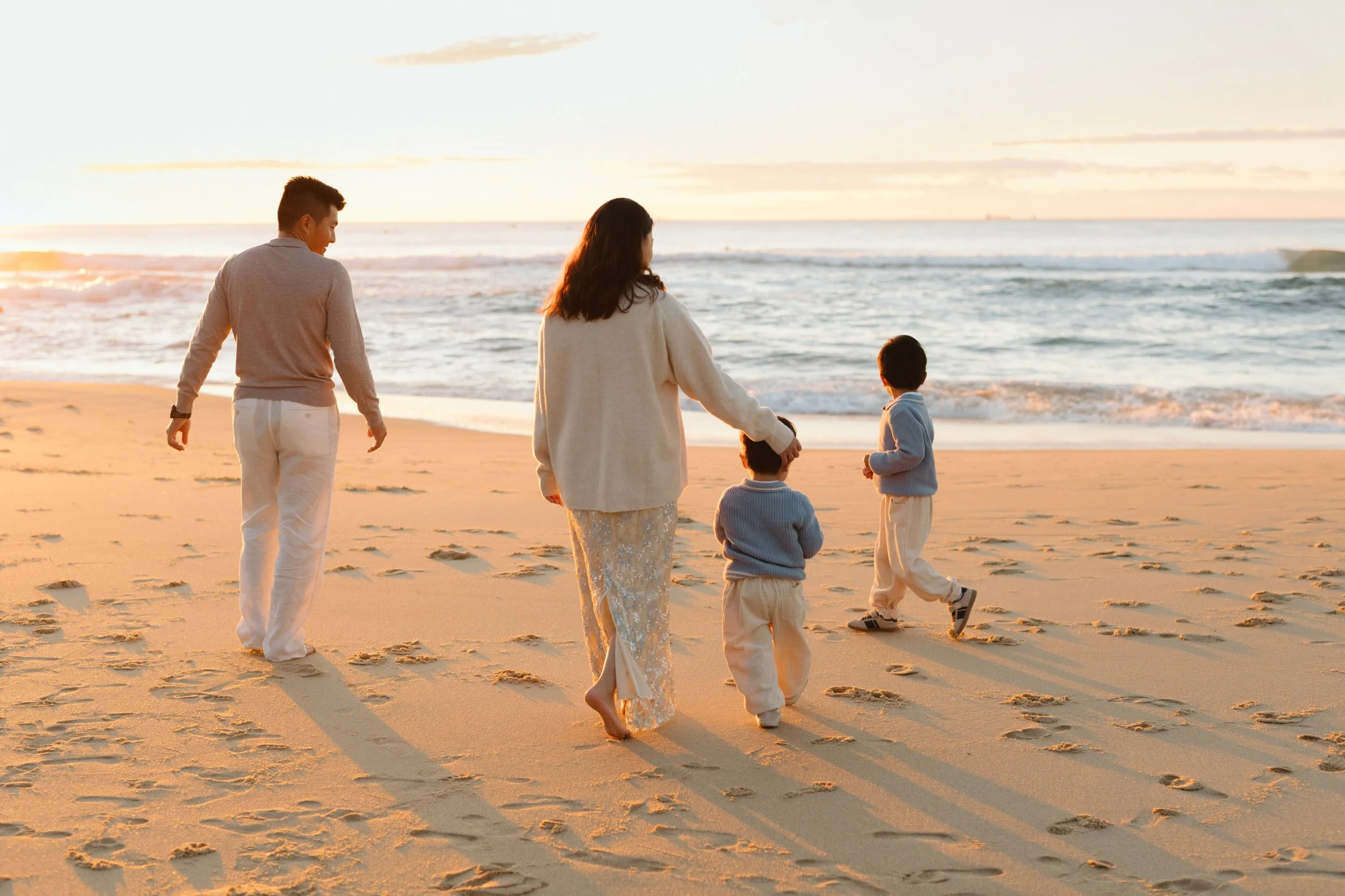 This image is from a beautiful sunrise session over the weekend, and honestly&hellip; how incredible are those colours?! 🤎✨

Sunrise sessions are currently starting around 6:20am, and they might just be my favourite family sessions of the year. The 
