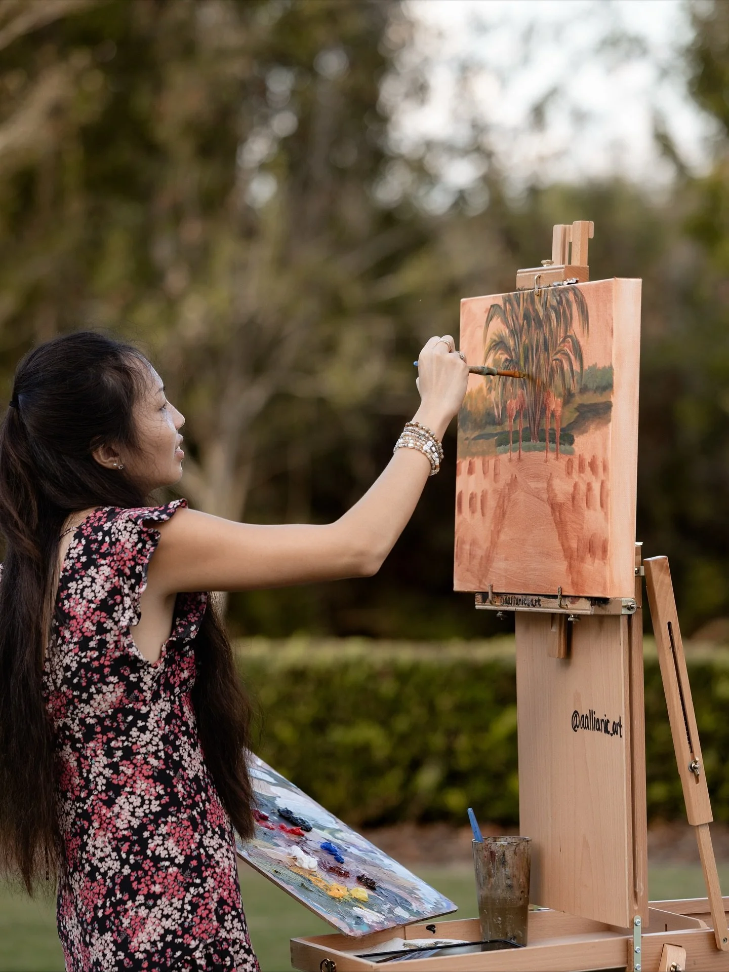 An artist at your wedding that paints in real time your ceremony? Yes please. Imagine a gorgeous day, clear and breezy, a beautiful setting filled with flowers, a violinist playing and an artist with her easel and paint palette capturing it all. Watc