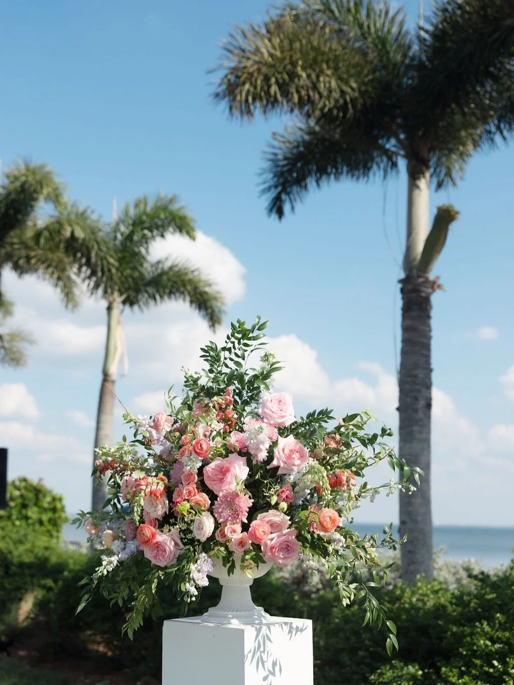 How pretty is this arrangement? And guess what? She had a second act on the bar for the reception. 
You might say she was trying to steal the show😉

📸 @emmawedgewoodphoto 
💐 @savethedateflorida 
🪑 @kateryaneventrentals 
@tampayachtandcountryclub 