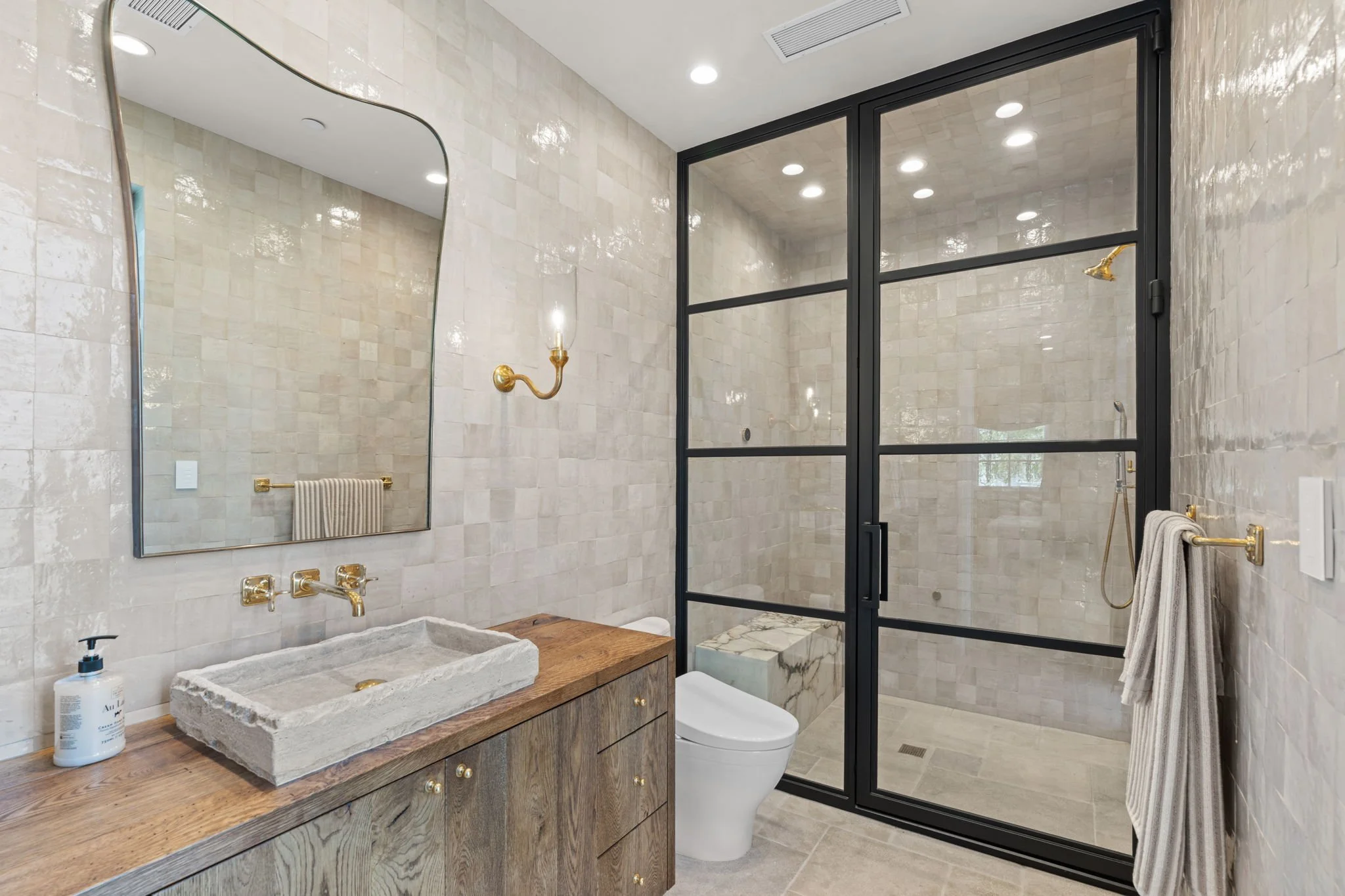 5511-scenic-view-dr-bathroom.jpg