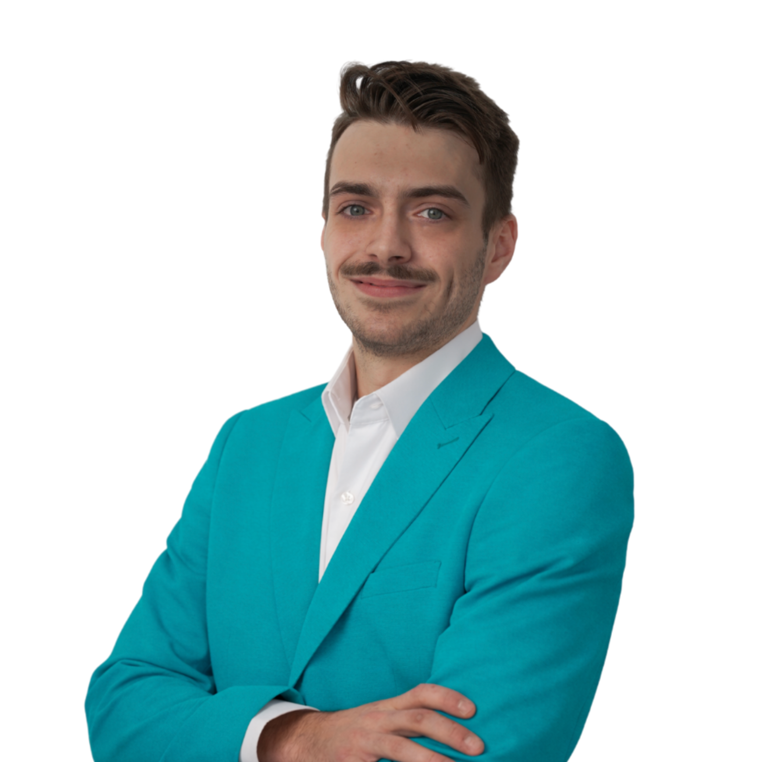 Jeune homme souriant en costume bleu clair, bras croisés, pose professionnelle.