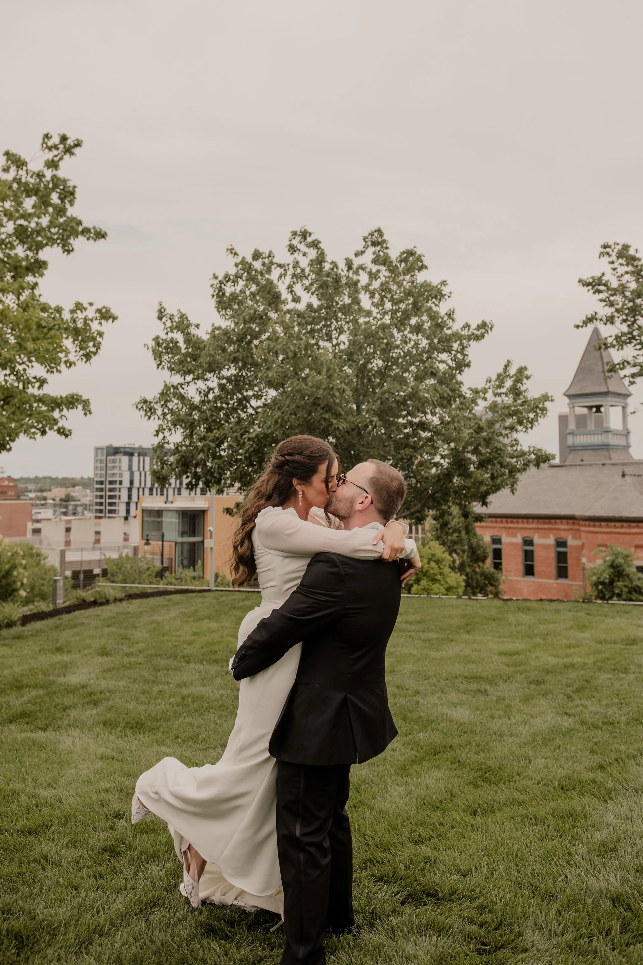 the-monarch-room-summer-kansas-city-wedding-0794.jpg