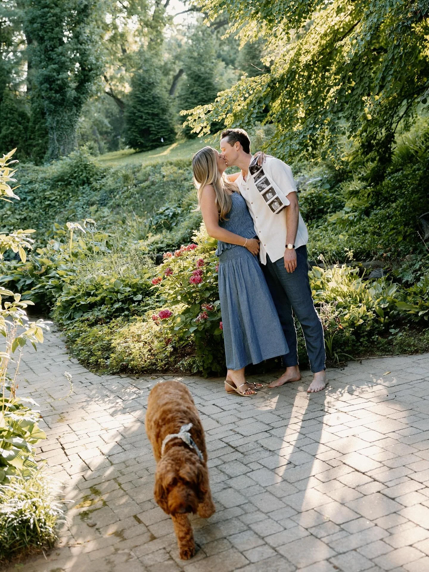 A maternity session at home, in the yard they will raise their baby boy 🌾