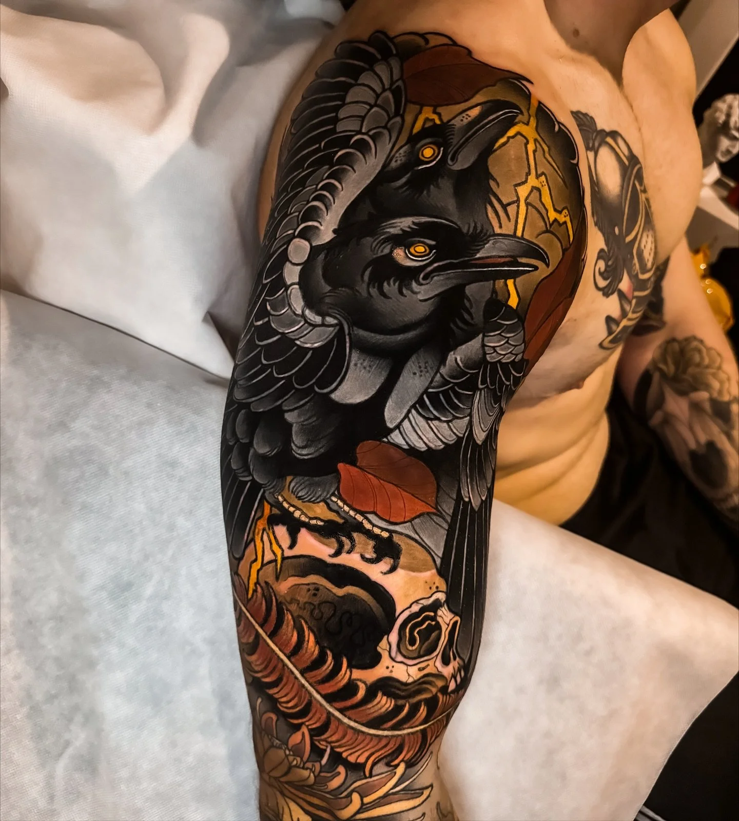 ❖ COVER UP ❖

Would you believe this is a cover up? 🤯 Swipe to see before !

Thanks to @grunzerrimbo  for travelling to get this done 2 days in a row 😁🙏🏽 u were strong !

Done at @cobragoldtattoo using @vladbladirons @killerinktattoo @emalla.offi