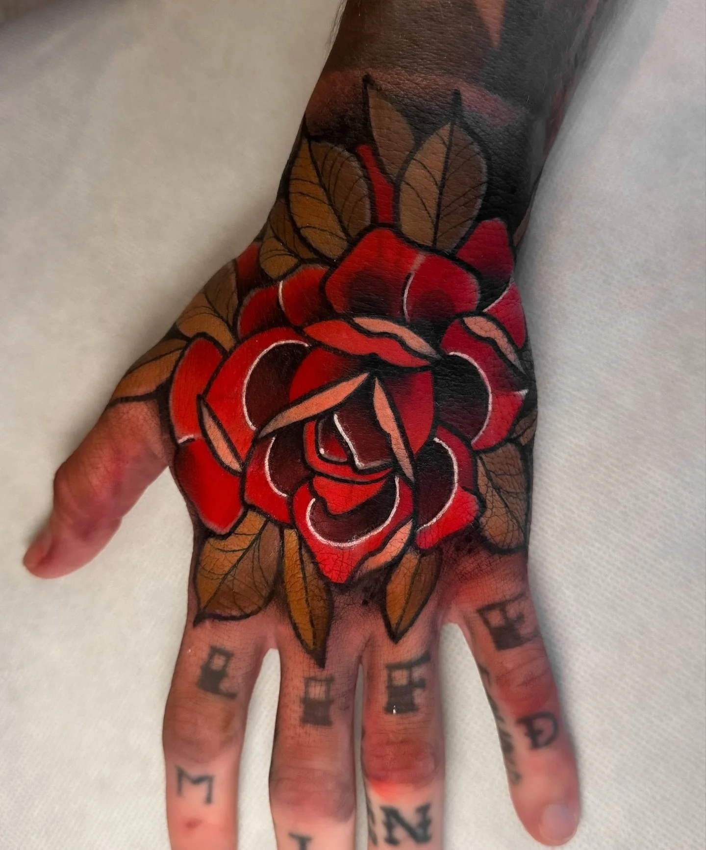 ❖ ROSE COVER UP ❖

Fixed up this hand cabbage for @tomnuevo ! Swipe to see before 🫣
No tattoo is unsavable ! DM for your cover up next year 👏🏼

Done at @cobragoldtattoo using @vladbladirons @killerinktattoo @emalla.official @skin_master_ink 

#vla