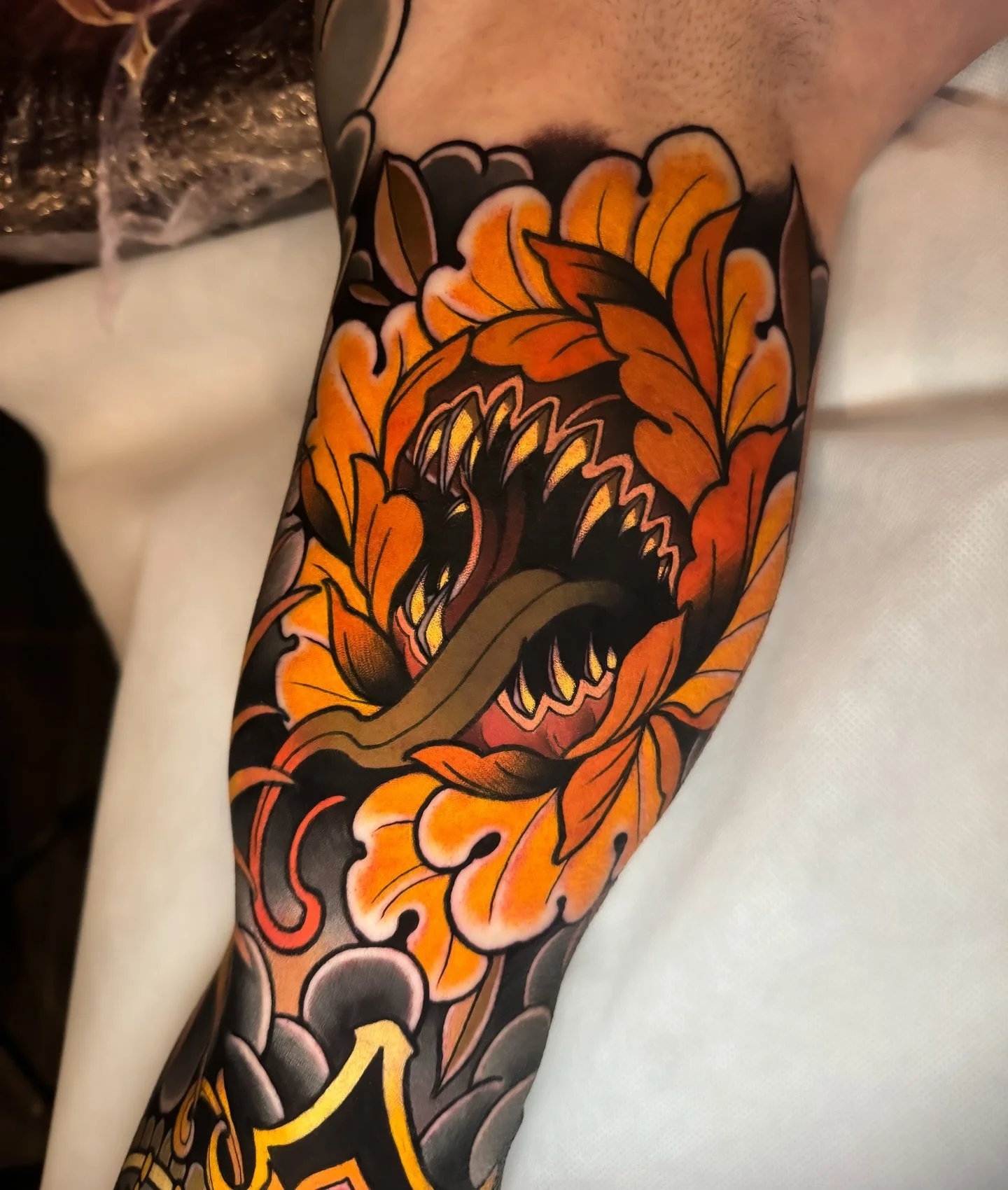 ❖ WILD PEONY ❖

Day 2 for @canarifarceur ! Thanks for traveling from Paris to get this done and for the amazing days ! See u soon brother 🙏🏽😍 
Swipe to see the full process over the last 2 days 🖤👏🏼

Done at @cobragoldtattoo using @vladbladirons