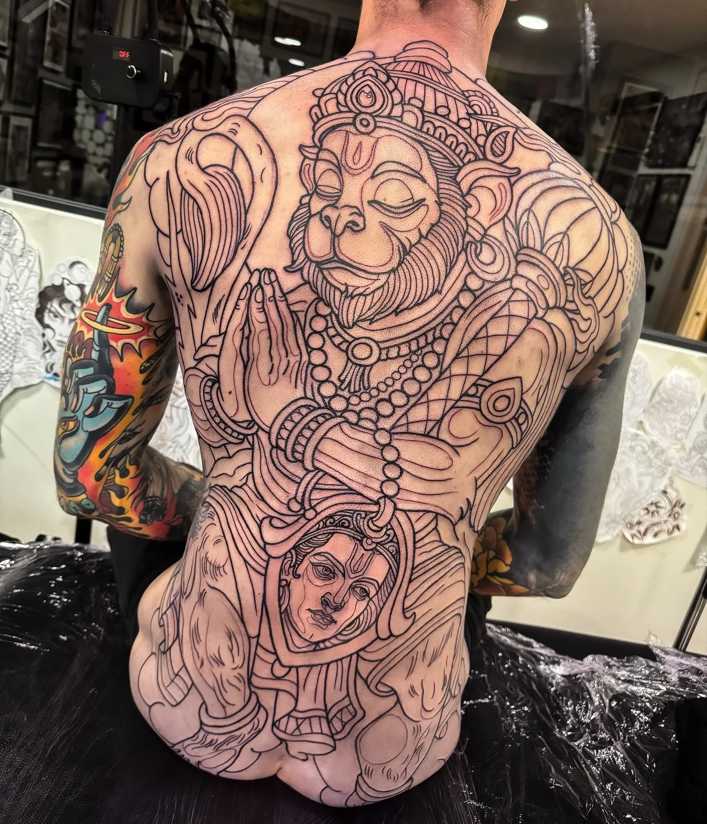 ❖ HANUMAN ❖

Start of this backpiece on @centipork of this hanuman done at @mano.electrica ! Thanks to my friends for the lovely time and thanks to @tdonaire for this amazing necktattoo on me ❤️🙏🏽
And to @_alvarito_tattoo @brianflorestattoo @naomyx