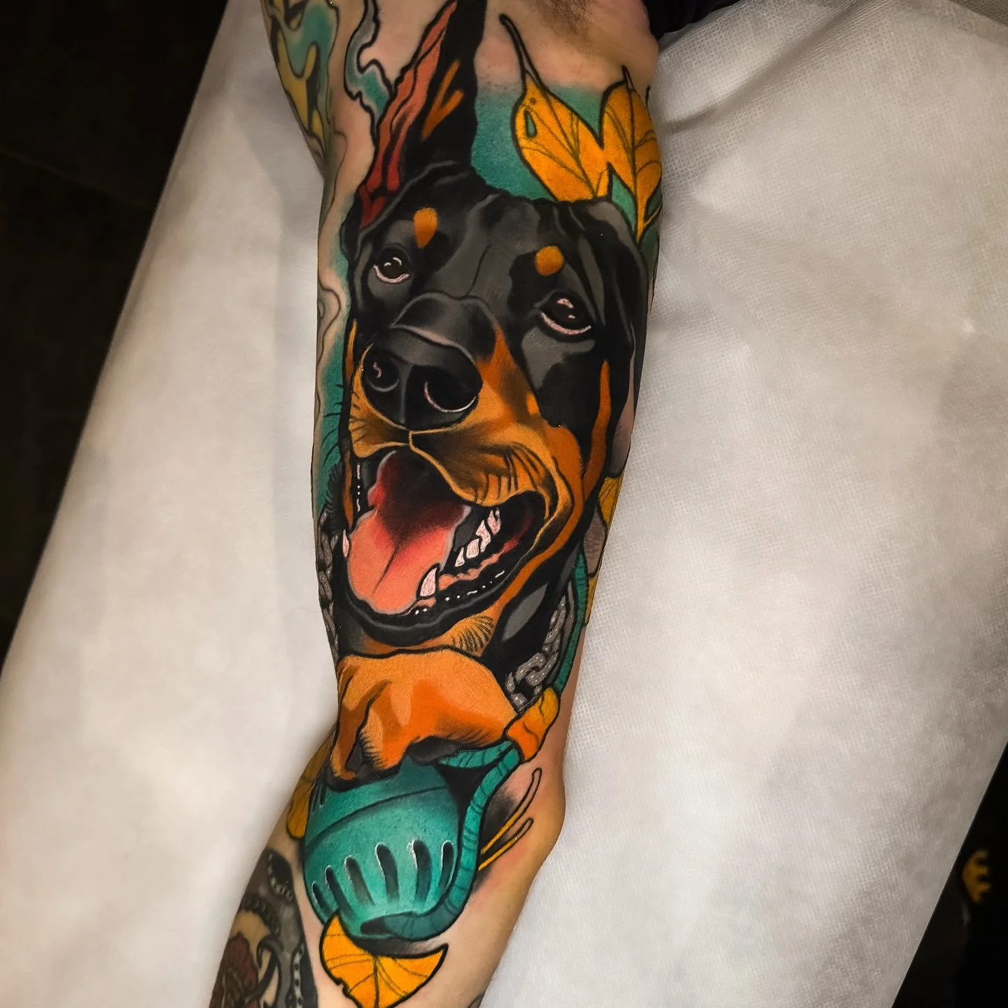 ❖ DOBERMAN ❖

Finished doberman portrait of @michael_ntno  his furbaby who recently passed away. r.i.p. Big boy ! Thanks for the trust brother ❤️🙏🏽

Done at @cobragoldtattoo using @vladbladirons @killerinktattoo @emalla.official @skin_master_ink 

