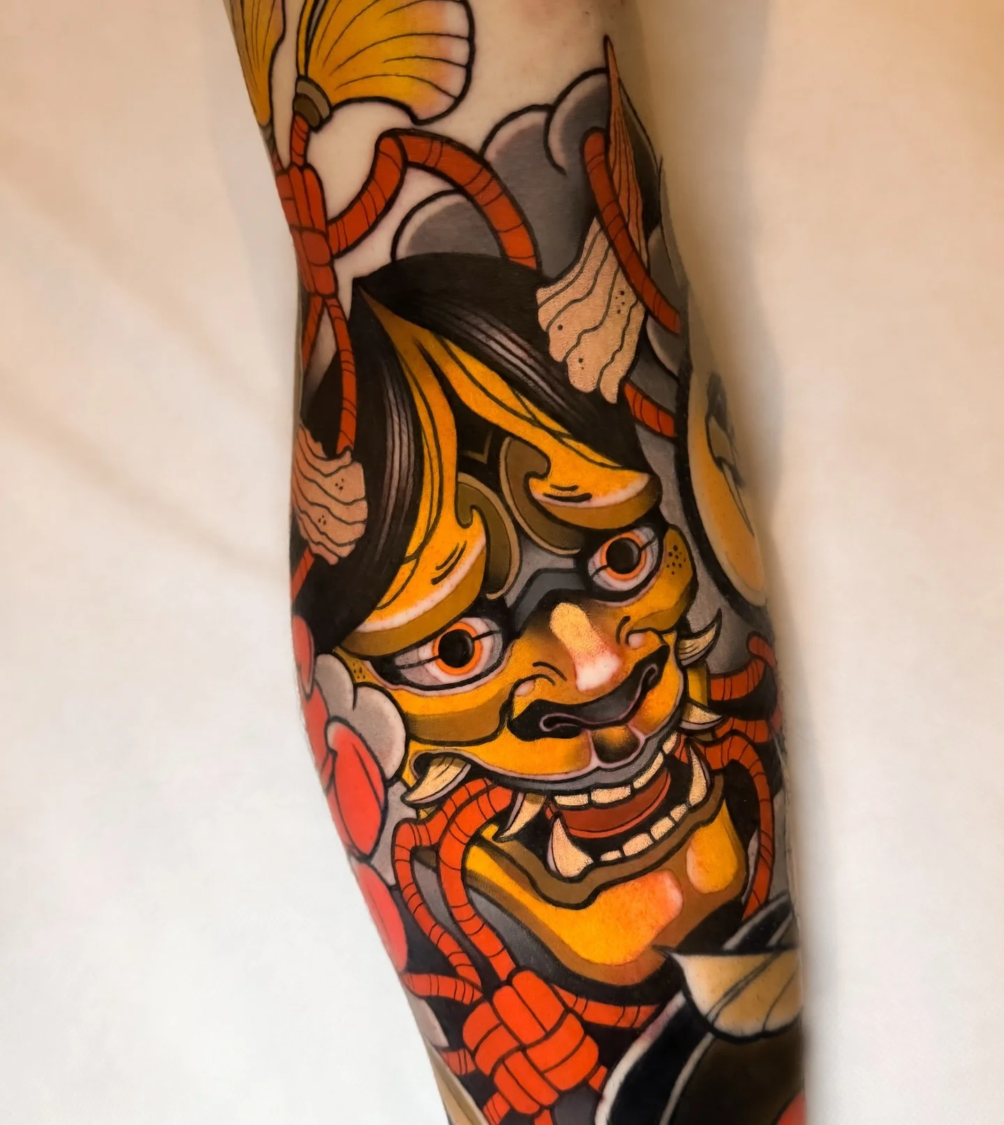 ❖ ONI ❖

Yellow mask as an addition to a legsleeve ! Thanks to @lukav.03  for the trust 😁🙏🏽

Done at @cobragoldtattoo using @vladbladirons @killerinktattoo @emalla.official @skin_master_ink 

#vladbladirons #vbiproteam #killerinktattoo #killerink 
